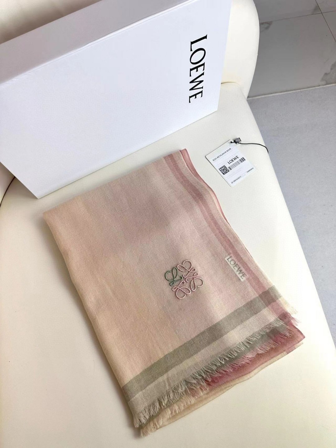 👑👑罗意威【LW轻盈格纹长巾】很幸运拿到這个品牌的东西，真的不多见，很少在国內做订单，款式真的少的可怜❗