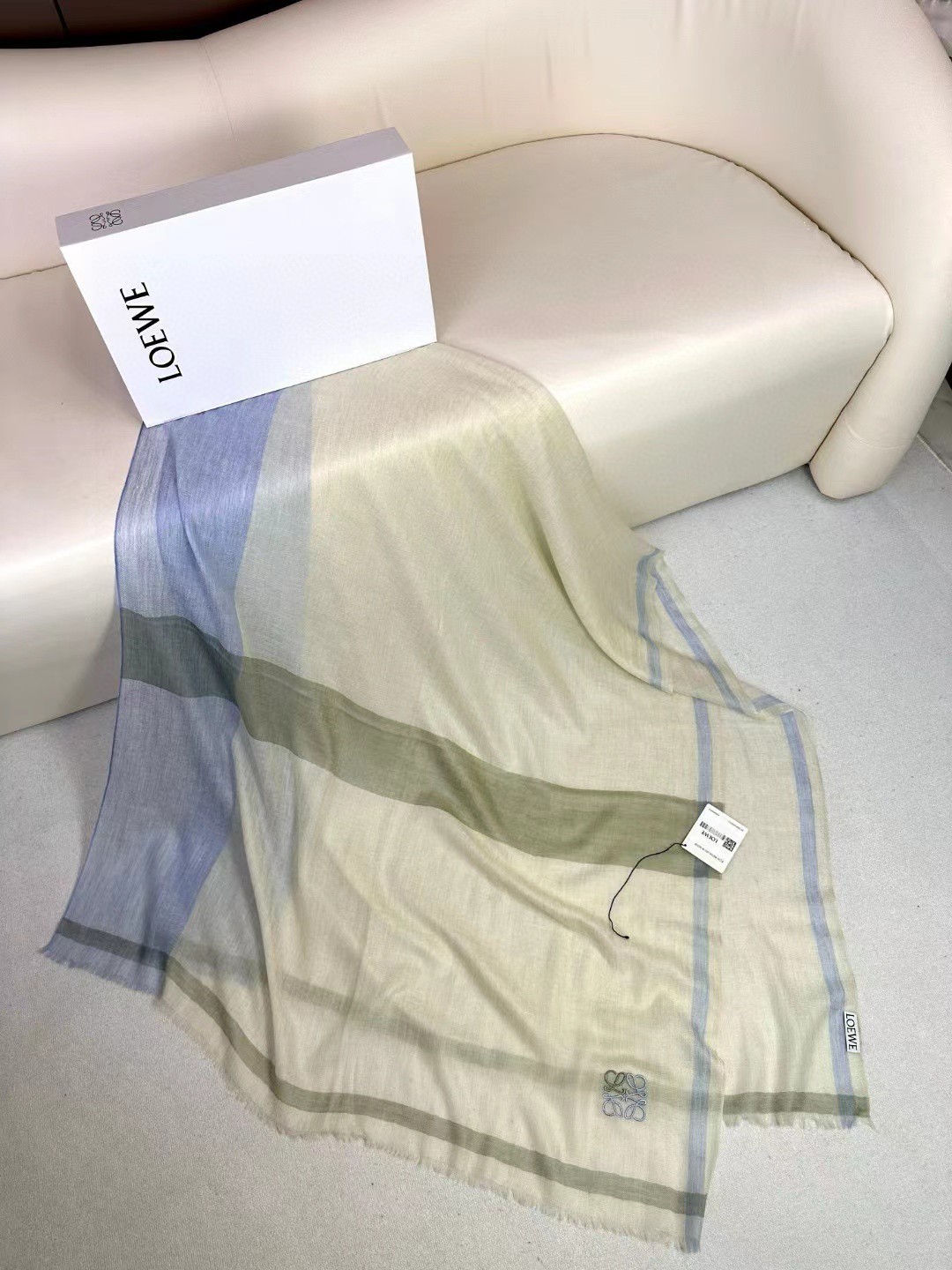 👑👑罗意威【LW轻盈格纹长巾】很幸运拿到這个品牌的东西，真的不多见，很少在国內做订单，款式真的少的可怜❗