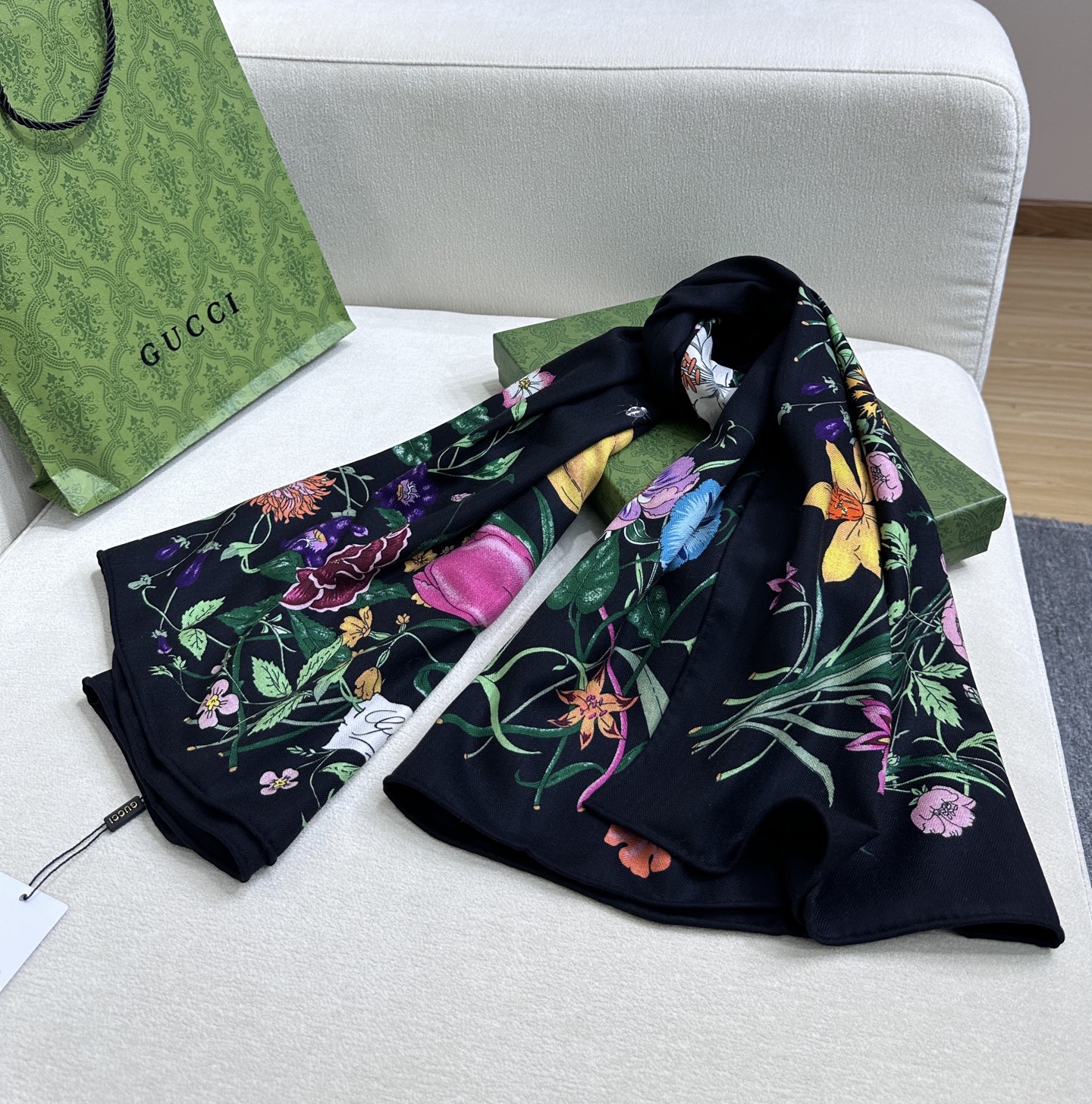 ❤️新Gucci双面同色花卉羊绒围巾~超级抬气色！高级女人味！】羊绒围巾也能这么美！！！Gucci这款双