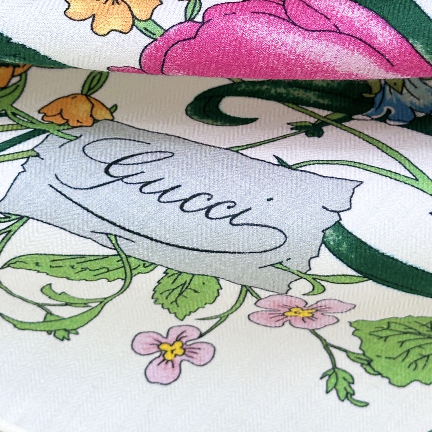 ❤️新Gucci双面同色花卉羊绒围巾~超级抬气色！高级女人味！】羊绒围巾也能这么美！！！Gucci这款双