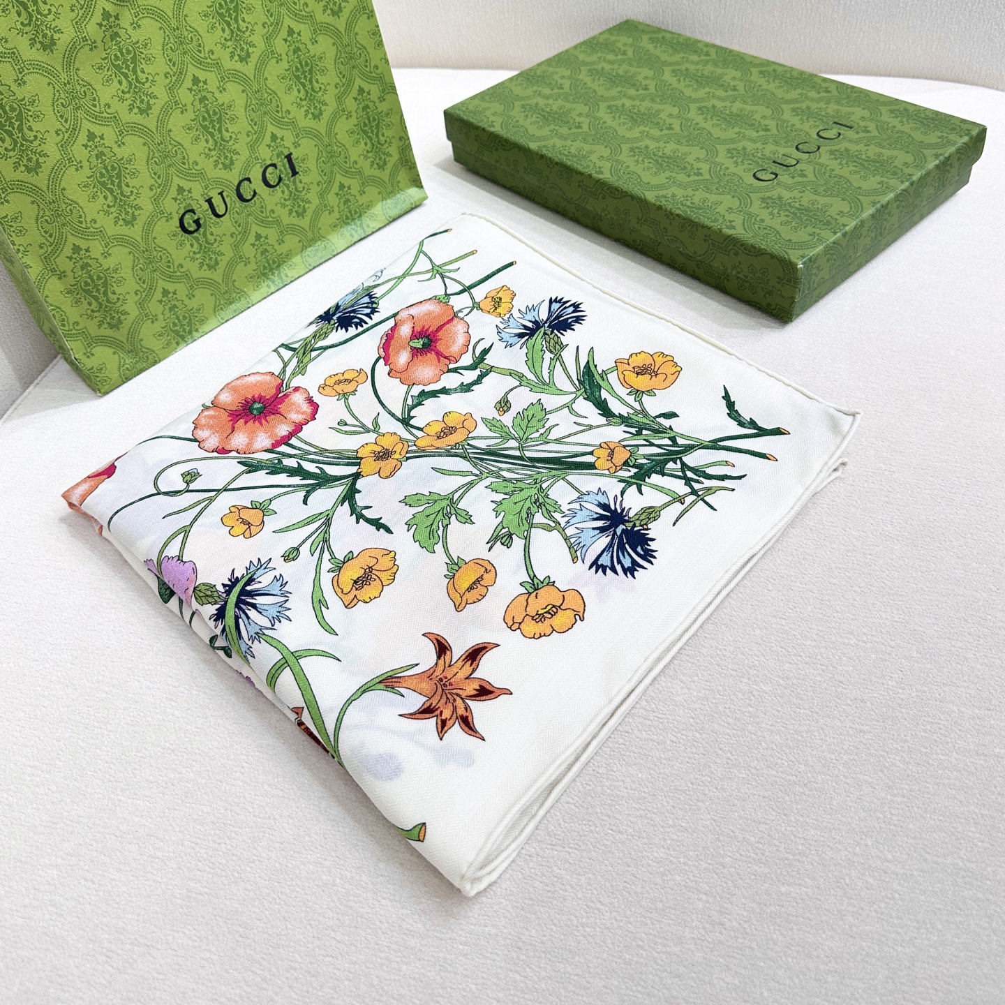 ❤️新Gucci双面同色花卉羊绒围巾~超级抬气色！高级女人味！】羊绒围巾也能这么美！！！Gucci这款双