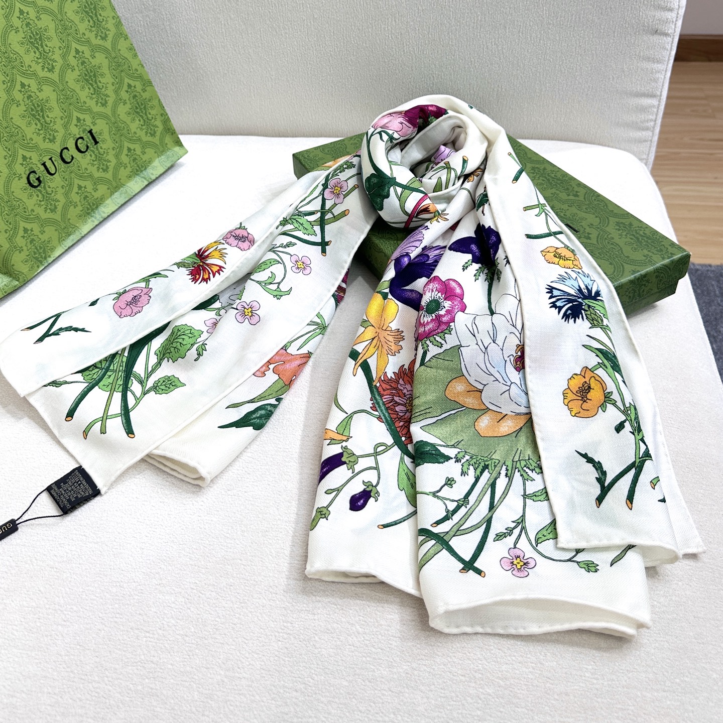 ❤️新Gucci双面同色花卉羊绒围巾~超级抬气色！高级女人味！】羊绒围巾也能这么美！！！Gucci这款双