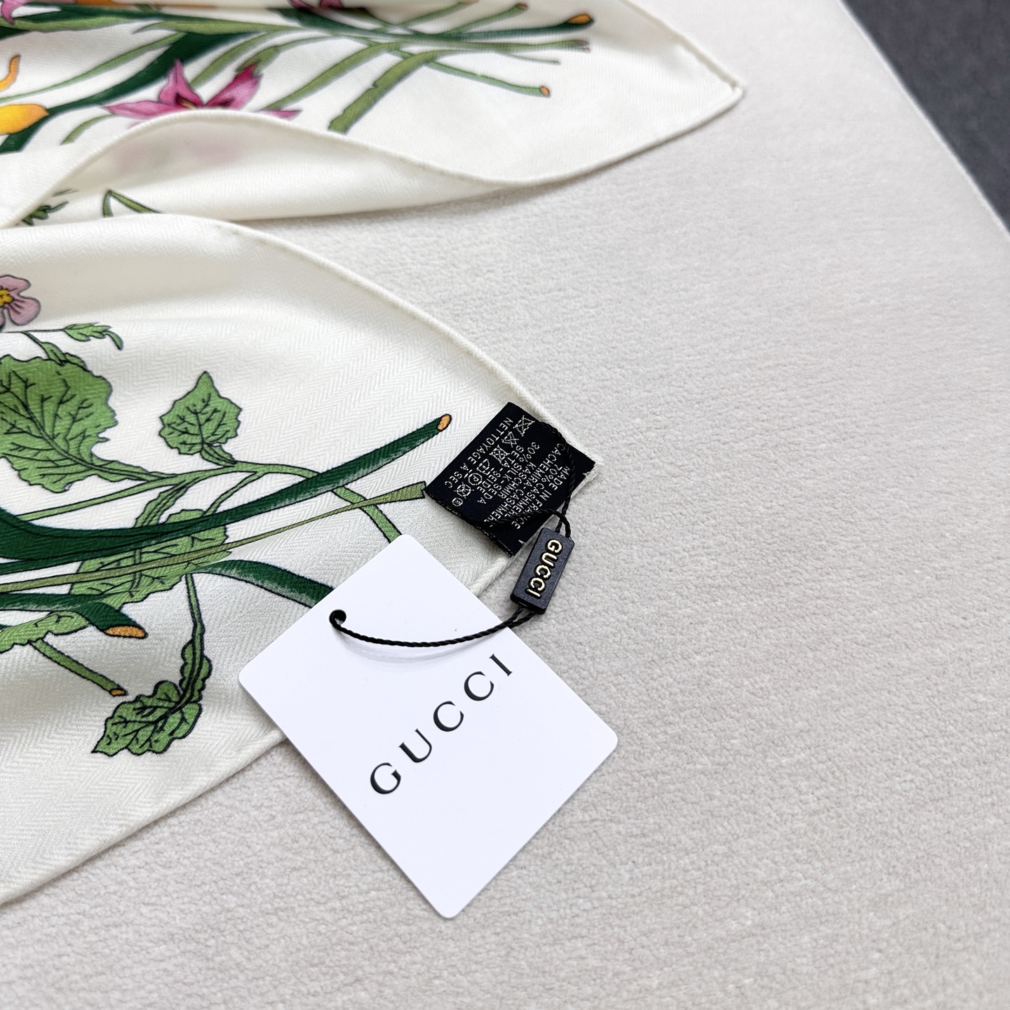 ❤️新Gucci双面同色花卉羊绒围巾~超级抬气色！高级女人味！】羊绒围巾也能这么美！！！Gucci这款双