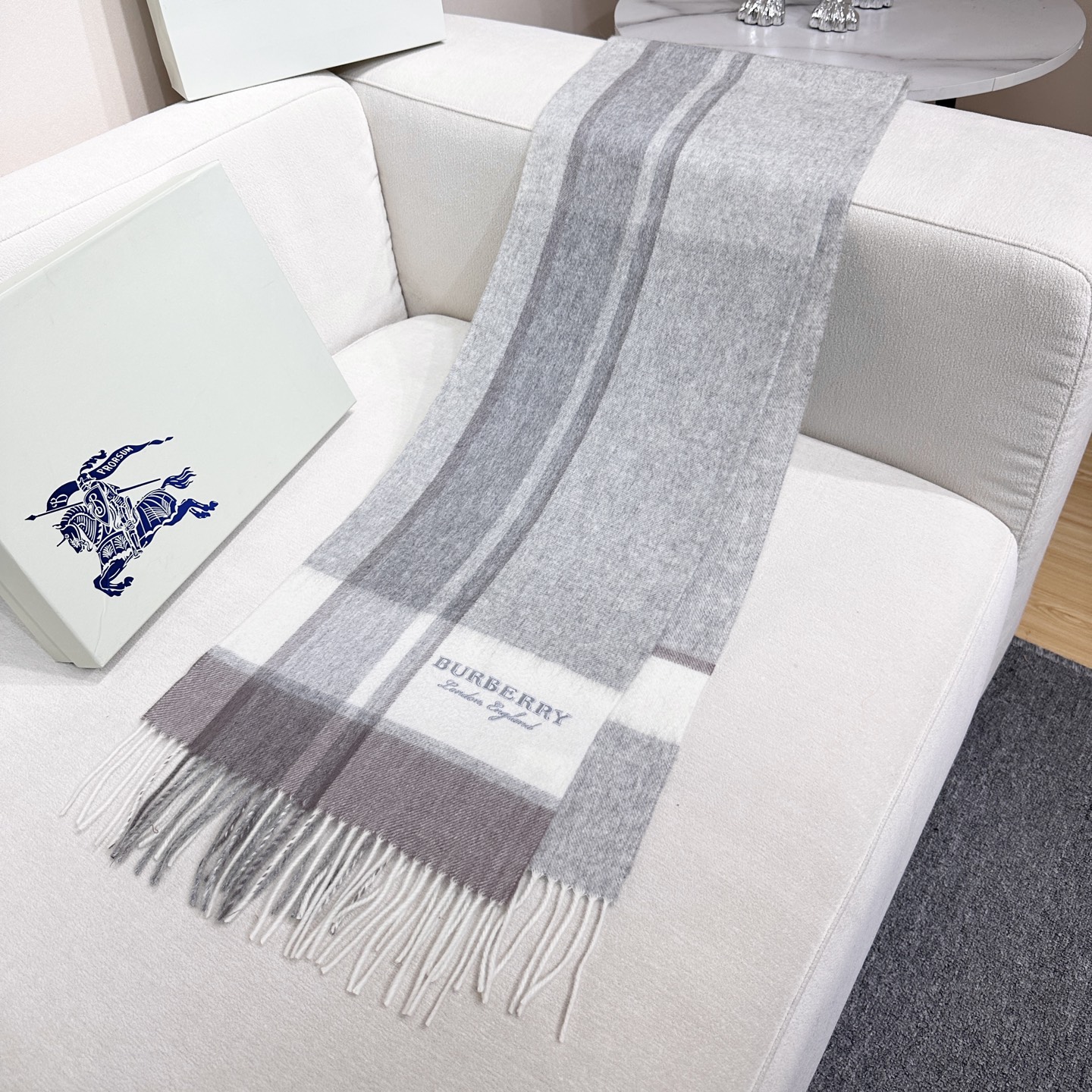 上新❤️百分之百山羊绒！2025年巴宝利难得的高端男女土围巾~面料大爱，非常柔软细腻舒服‼大气简约，超级