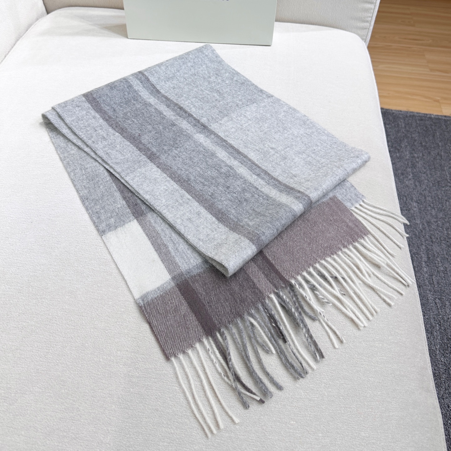 上新❤️百分之百山羊绒！2025年巴宝利难得的高端男女土围巾~面料大爱，非常柔软细腻舒服‼大气简约，超级