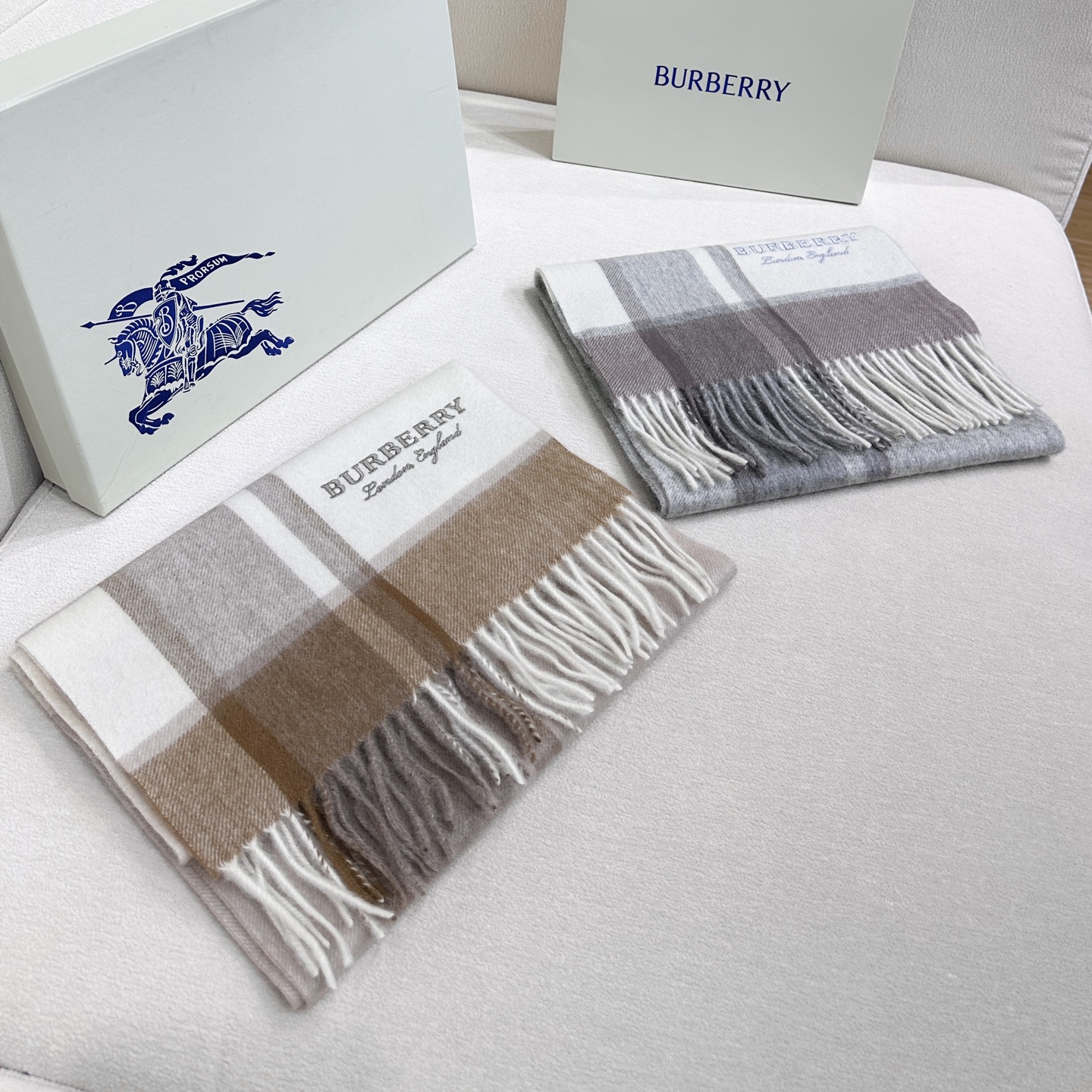 上新❤️百分之百山羊绒！2025年巴宝利难得的高端男女土围巾~面料大爱，非常柔软细腻舒服‼大气简约，超级