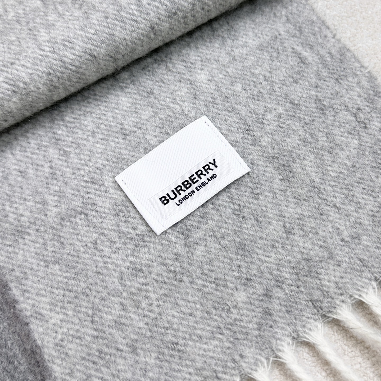 上新❤️百分之百山羊绒！2025年巴宝利难得的高端男女土围巾~面料大爱，非常柔软细腻舒服‼大气简约，超级