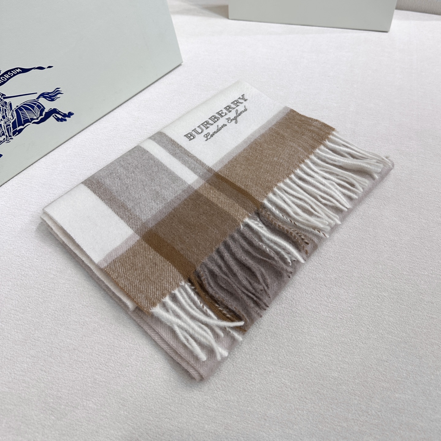 上新❤️百分之百山羊绒！2025年巴宝利难得的高端男女土围巾~面料大爱，非常柔软细腻舒服‼大气简约，超级