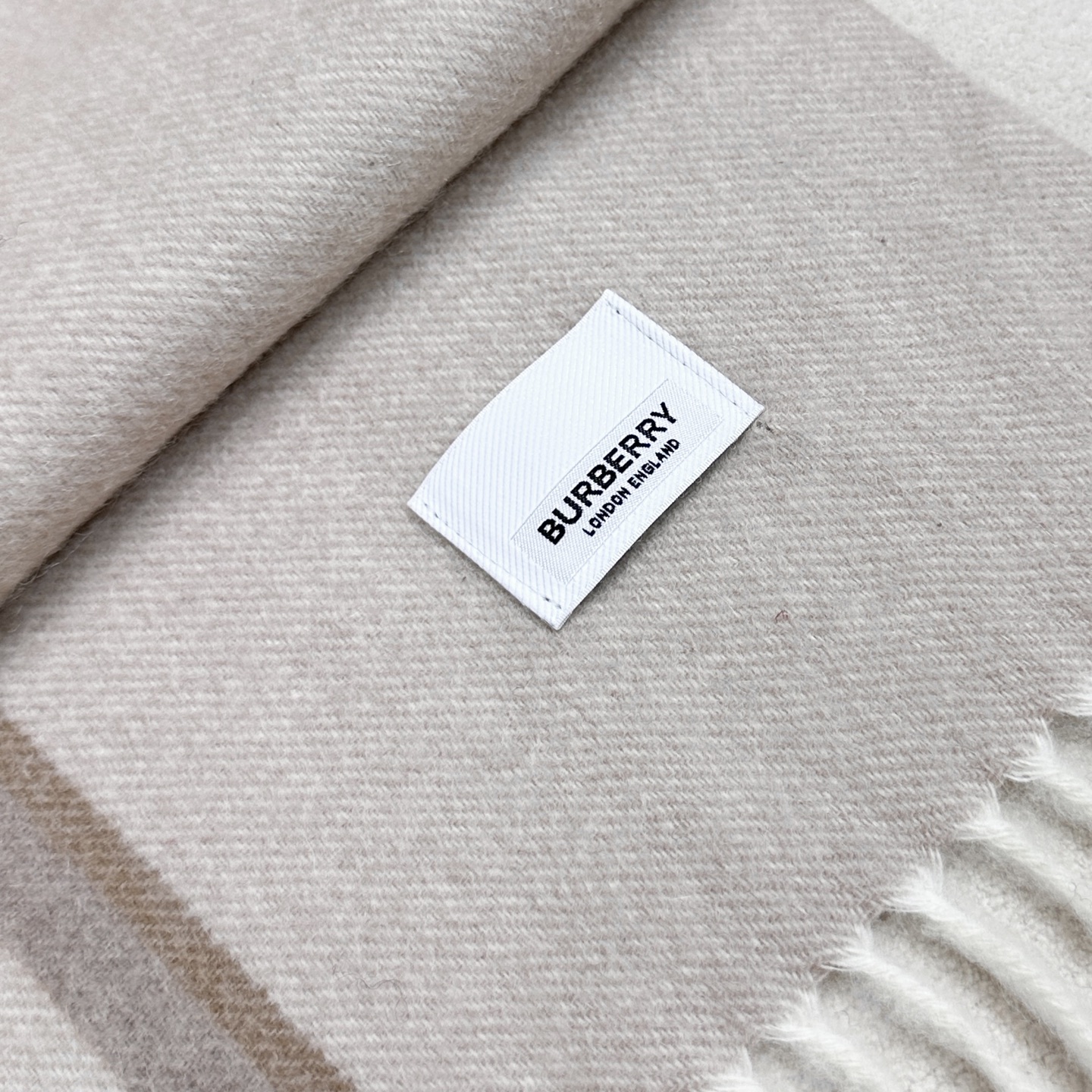 上新❤️百分之百山羊绒！2025年巴宝利难得的高端男女土围巾~面料大爱，非常柔软细腻舒服‼大气简约，超级