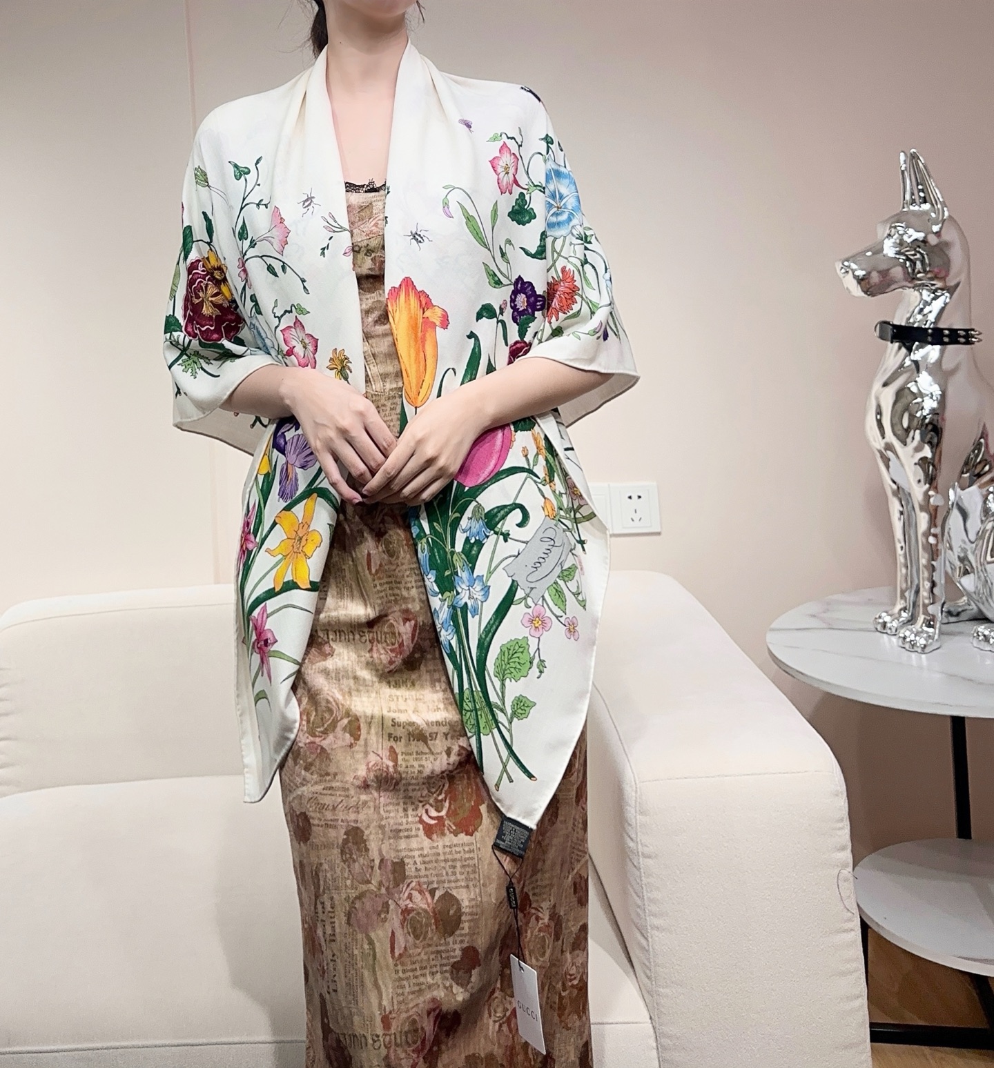 NO:728024,New Gucci double-sided floral cashmere scarf in the same color~Super uplifting!  High-end femininity!  】A cashmere scarf can be so beautiful!  !  !  Gucci’s double-sided floral cashmere scarf is so high-end!  The signature floral colors match the clothing very tastefully!  !  The new fusion of Gucci's signature floral elements and the old flower GG, it has a luxurious and elegant feel, a thin cashmere feel, and the double-sided design is really amazing!  Pairing it with a white shirt in spring and summer is even more elegant and fashionable. Pairing it with a coat in autumn and winter is super classy. Sisters who know how to match it must buy it!  !  Soft, waxy and smooth!  The scarf is very easy to style and has a very heavy and luxurious design, but the upper body is uniquely elegant!  Pair this scarf with a simple foundation. The simple combination gives people a very comfortable and tasteful big-name feel... Recommended!  !  Size specifications xcm double-sided same color printing and dyeing cashmere square scarf high version scarf, high version scarf, gucci, shirts19860909新 Gucci双面同色花卉羊绒围巾~超级抬气色！高级女人味！】羊绒围巾也能这么美！！！Gucci这款双面花卉羊绒围巾真的好高级！招牌的花卉花色搭配服饰很显品味！！Gucci招牌花卉元素和老花GG的新融合,奢华优雅感,薄薄的羊绒手感,双面双同的设计真的很赞！春夏搭配白衬衫更是又气质又时髦,秋冬搭配大衣超级显品味,懂得搭配的姐妹一定要入手！！柔软软糯顺滑！赋予了围巾非常容易造型,非常重磅奢华的设计,上身却别样衬得人高贵气质！简单的打底配此款围巾,简单的搭配却给人非常舒适有品味的大牌感…推荐！！尺寸规格xcm双面同色印染工艺羊绒方巾高版本围巾,高版本围巾,gucci,shirts,scarf