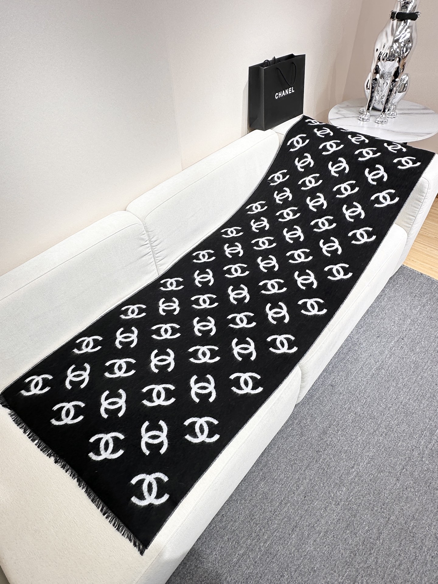 (高品质)2025最爆火的chanel 大号Logo的披肩，双面设计体验不同风格穿搭，一面满纹大号双C，