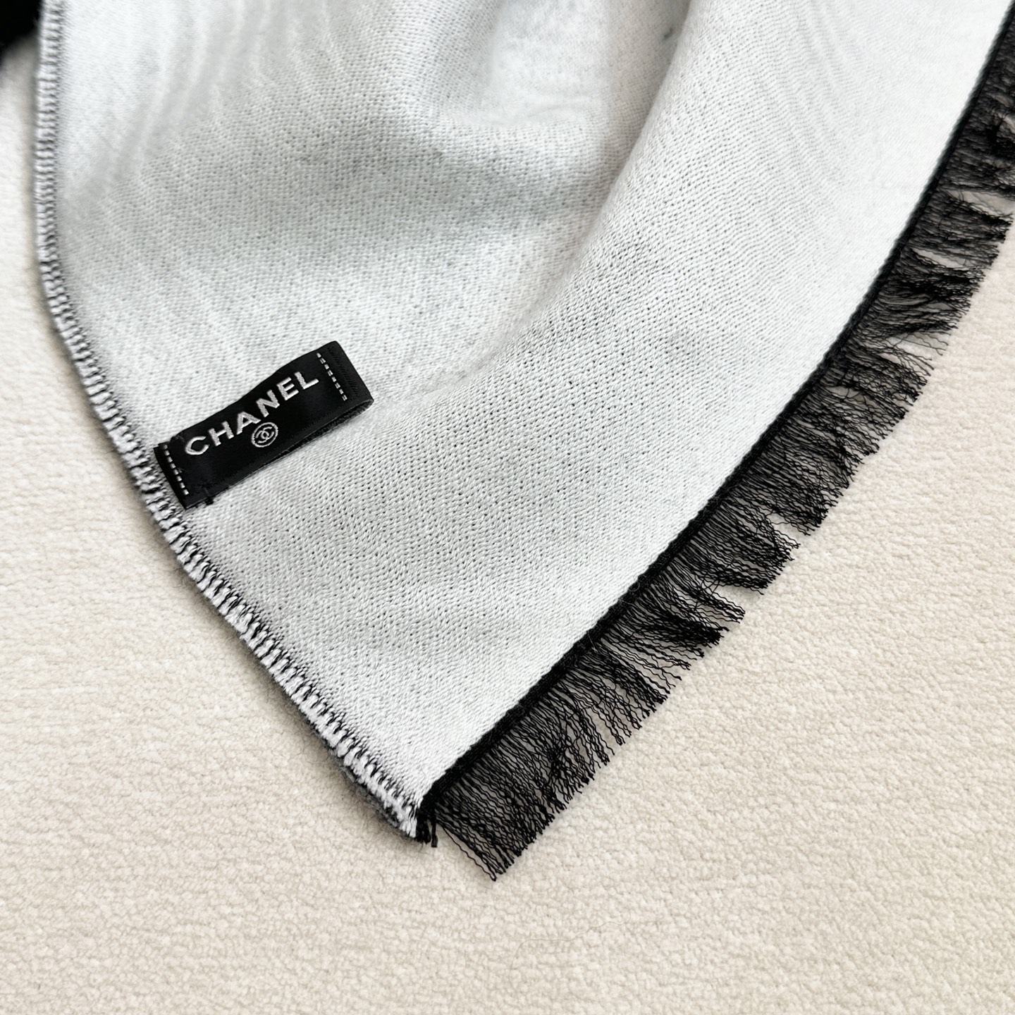 (高品质)2025最爆火的chanel 大号Logo的披肩，双面设计体验不同风格穿搭，一面满纹大号双C，