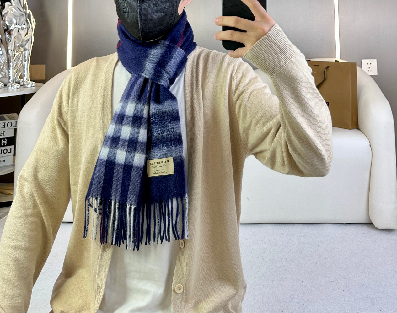 P110  2025巴宝莉福利款到货！【刺绣战马】采用内蒙古顶级羊绒，2023最新款男女通用情侣款👫重磅推荐💥 经典的格子，永不过时🔥非常保暖柔软亲肤，不扎脖😍经典巴宝莉格纹设计😘太美了赶紧下手吧🎉中性款男女各自选择自己中意的颜色，材质：羊绒，尺寸：30x180，5色