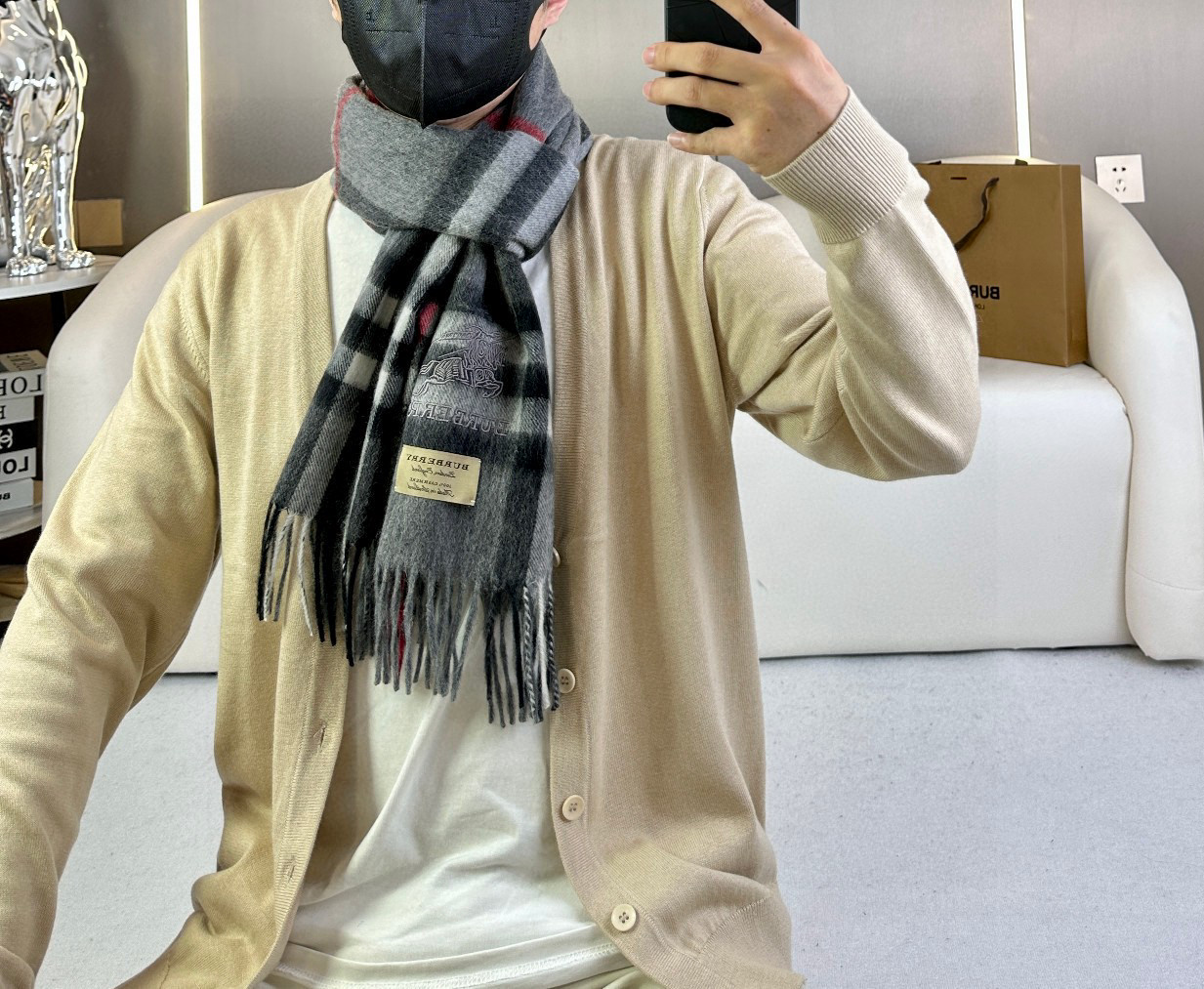 P110  2025巴宝莉福利款到货！【刺绣战马】采用内蒙古顶级羊绒，2023最新款男女通用情侣款👫重磅推荐💥 经典的格子，永不过时🔥非常保暖柔软亲肤，不扎脖😍经典巴宝莉格纹设计😘太美了赶紧下手吧🎉中性款男女各自选择自己中意的颜色，材质：羊绒，尺寸：30x180，5色