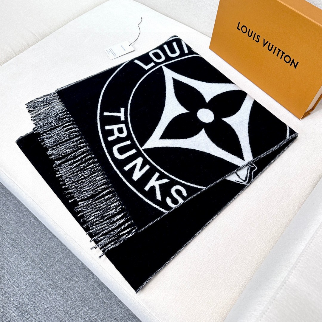 新款围巾🧣太好看了 Lock And keys围巾取材舒暖毛绒混合纺织，一面描绘LV挂锁和钥匙图案，反转