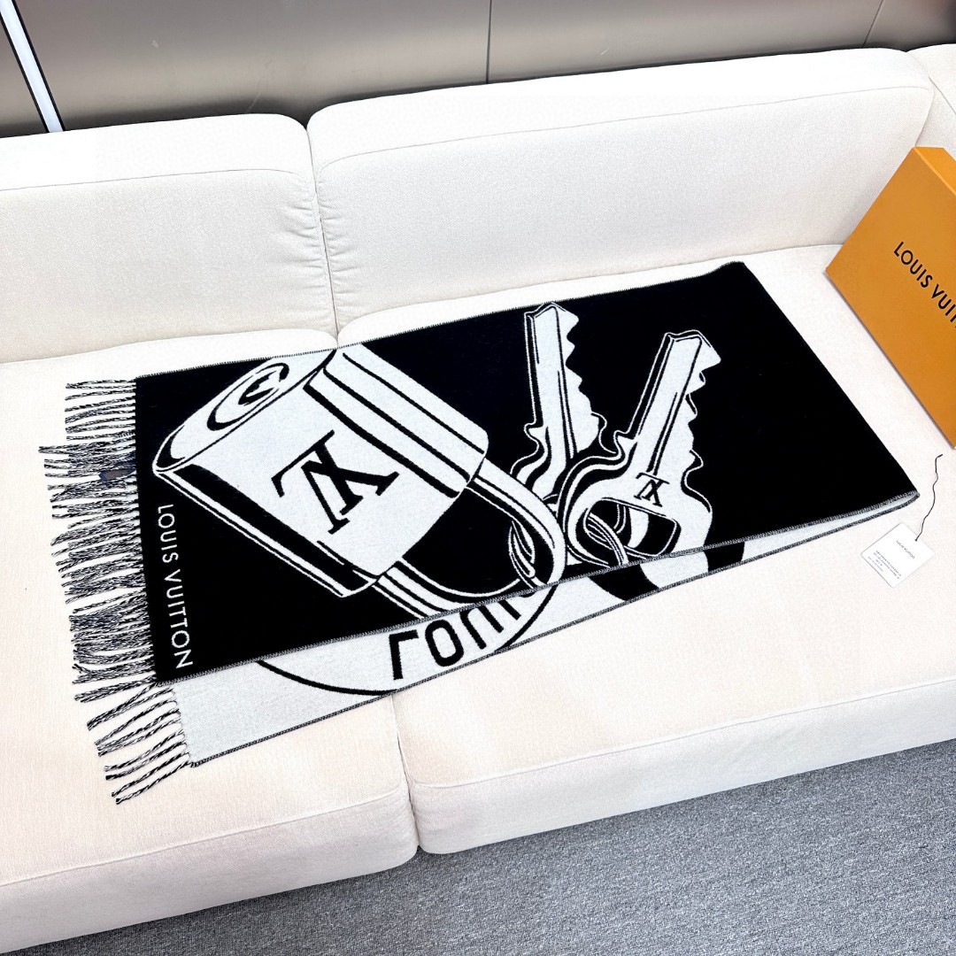 新款围巾🧣太好看了 Lock And keys围巾取材舒暖毛绒混合纺织，一面描绘LV挂锁和钥匙图案，反转