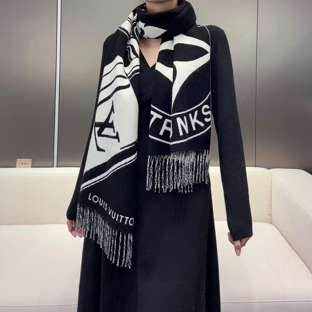新款围巾🧣太好看了 Lock And keys围巾取材舒暖毛绒混合纺织，一面描绘LV挂锁和钥匙图案，反转