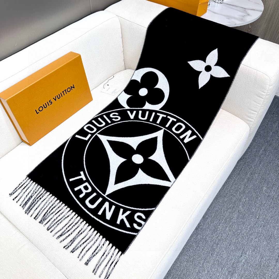 新款围巾🧣太好看了 Lock And keys围巾取材舒暖毛绒混合纺织，一面描绘LV挂锁和钥匙图案，反转