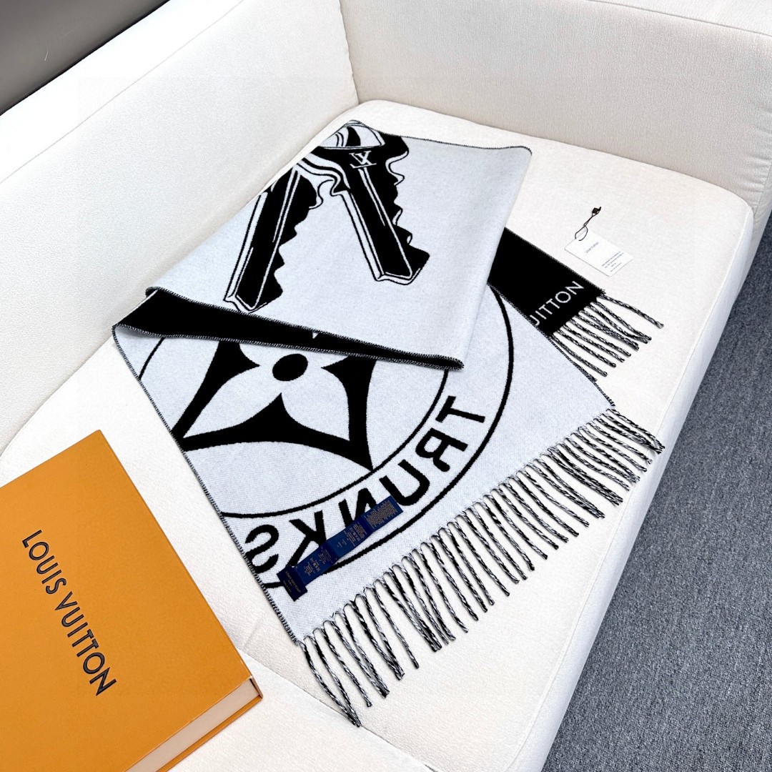 新款围巾🧣太好看了 Lock And keys围巾取材舒暖毛绒混合纺织，一面描绘LV挂锁和钥匙图案，反转