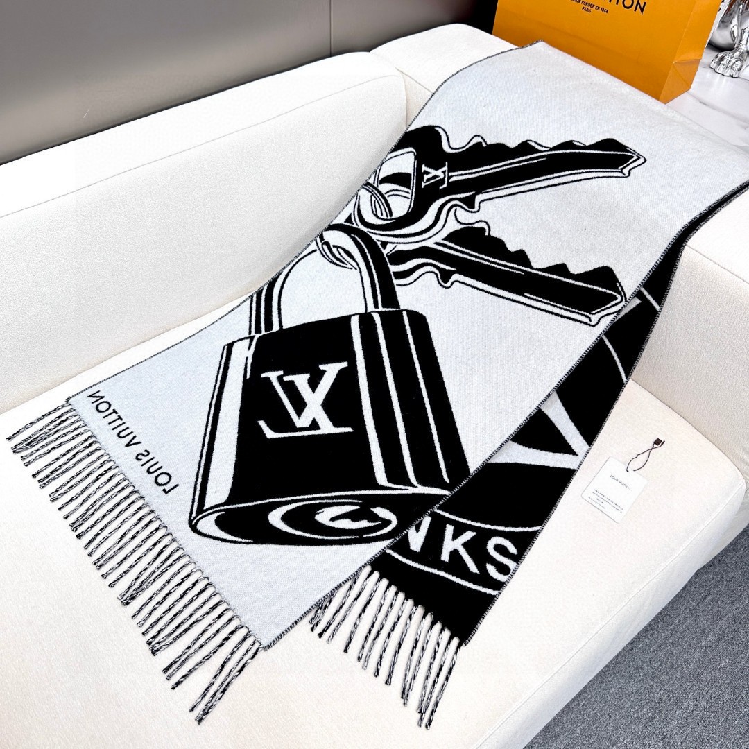 新款围巾🧣太好看了 Lock And keys围巾取材舒暖毛绒混合纺织，一面描绘LV挂锁和钥匙图案，反转