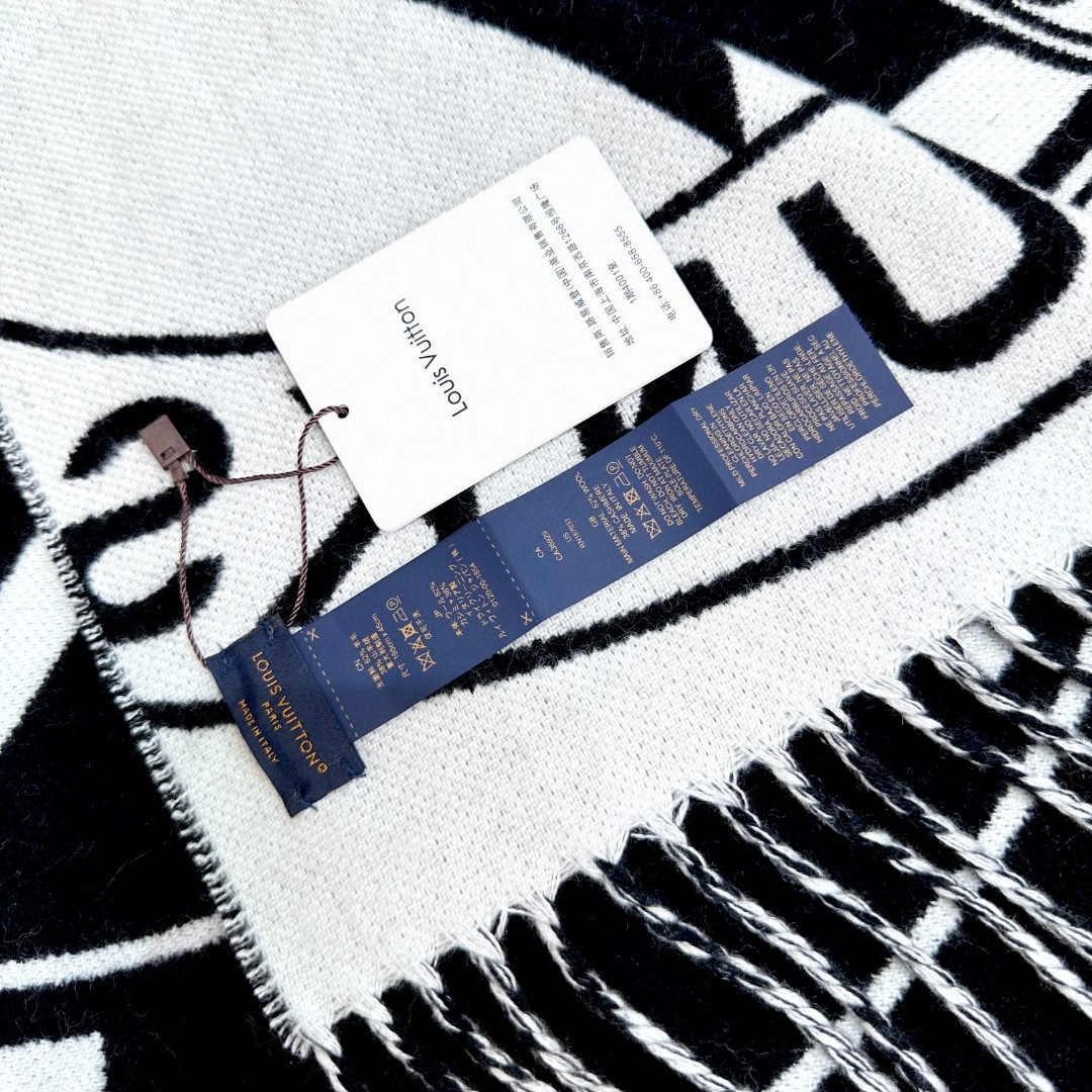 新款围巾🧣太好看了 Lock And keys围巾取材舒暖毛绒混合纺织，一面描绘LV挂锁和钥匙图案，反转
