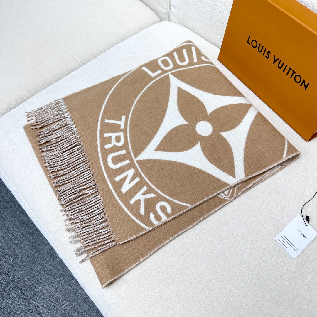 新款围巾🧣太好看了 Lock And keys围巾取材舒暖毛绒混合纺织，一面描绘LV挂锁和钥匙图案，反转