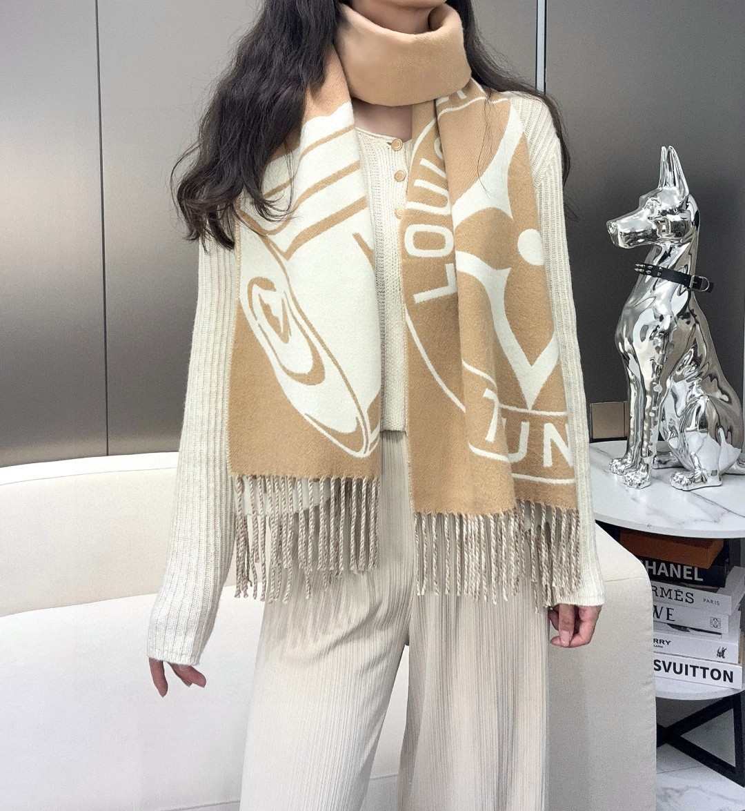 新款围巾🧣太好看了 Lock And keys围巾取材舒暖毛绒混合纺织，一面描绘LV挂锁和钥匙图案，反转