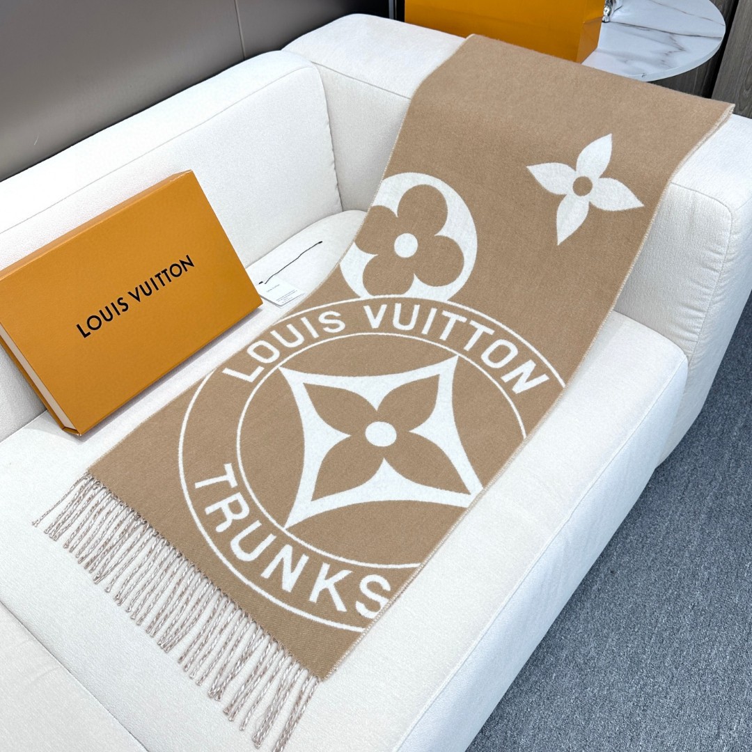 新款围巾🧣太好看了 Lock And keys围巾取材舒暖毛绒混合纺织，一面描绘LV挂锁和钥匙图案，反转