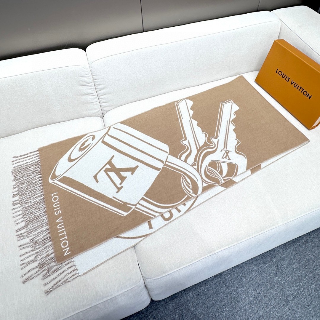 新款围巾🧣太好看了 Lock And keys围巾取材舒暖毛绒混合纺织，一面描绘LV挂锁和钥匙图案，反转