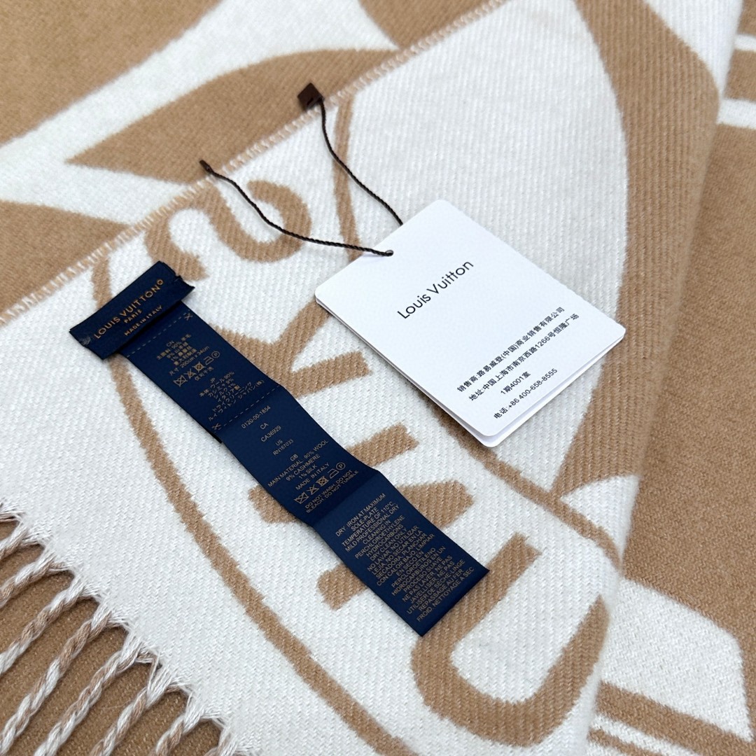 新款围巾🧣太好看了 Lock And keys围巾取材舒暖毛绒混合纺织，一面描绘LV挂锁和钥匙图案，反转