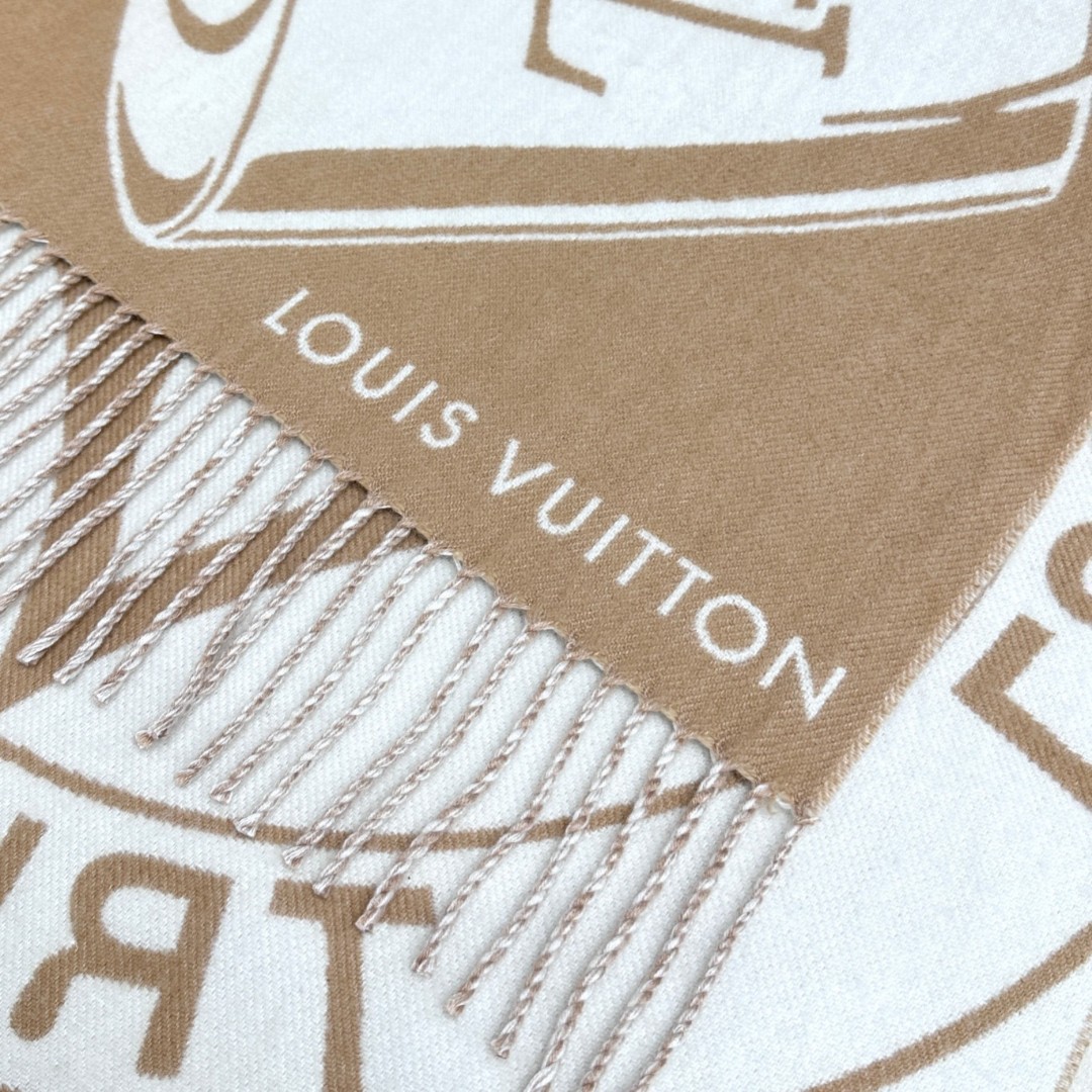 新款围巾🧣太好看了 Lock And keys围巾取材舒暖毛绒混合纺织，一面描绘LV挂锁和钥匙图案，反转