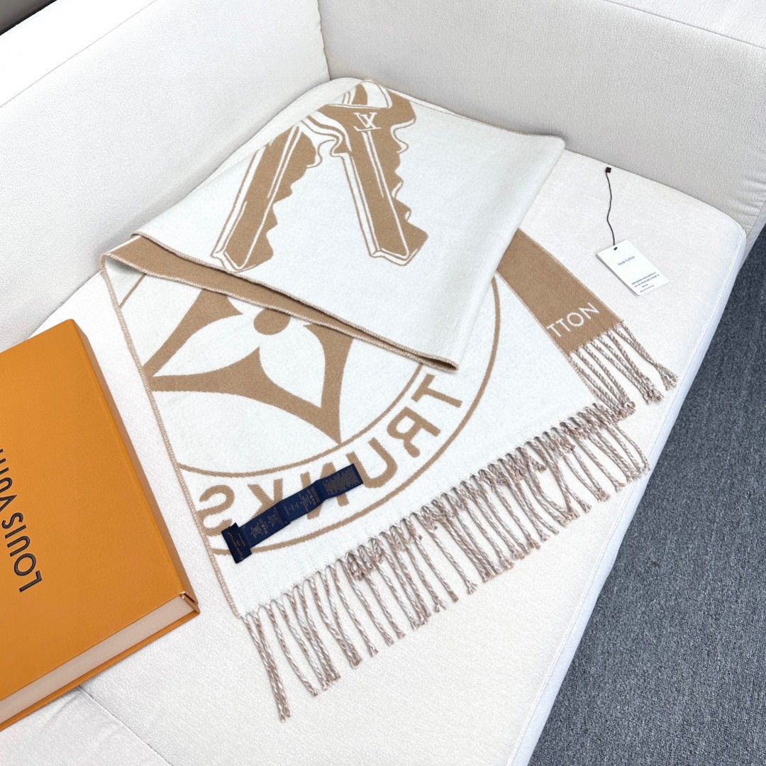 新款围巾🧣太好看了 Lock And keys围巾取材舒暖毛绒混合纺织，一面描绘LV挂锁和钥匙图案，反转