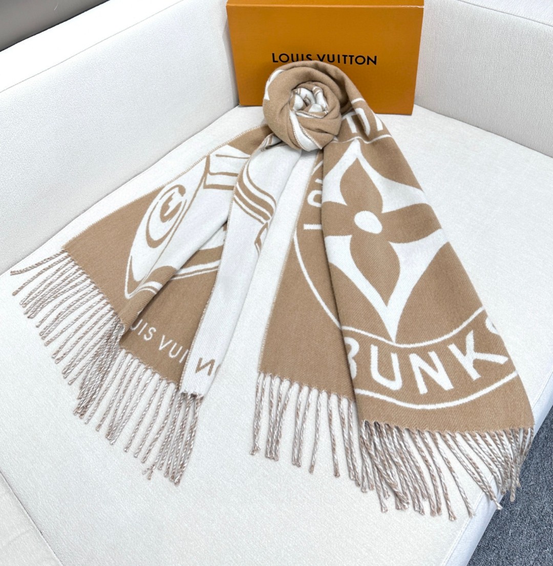 新款围巾🧣太好看了 Lock And keys围巾取材舒暖毛绒混合纺织，一面描绘LV挂锁和钥匙图案，反转
