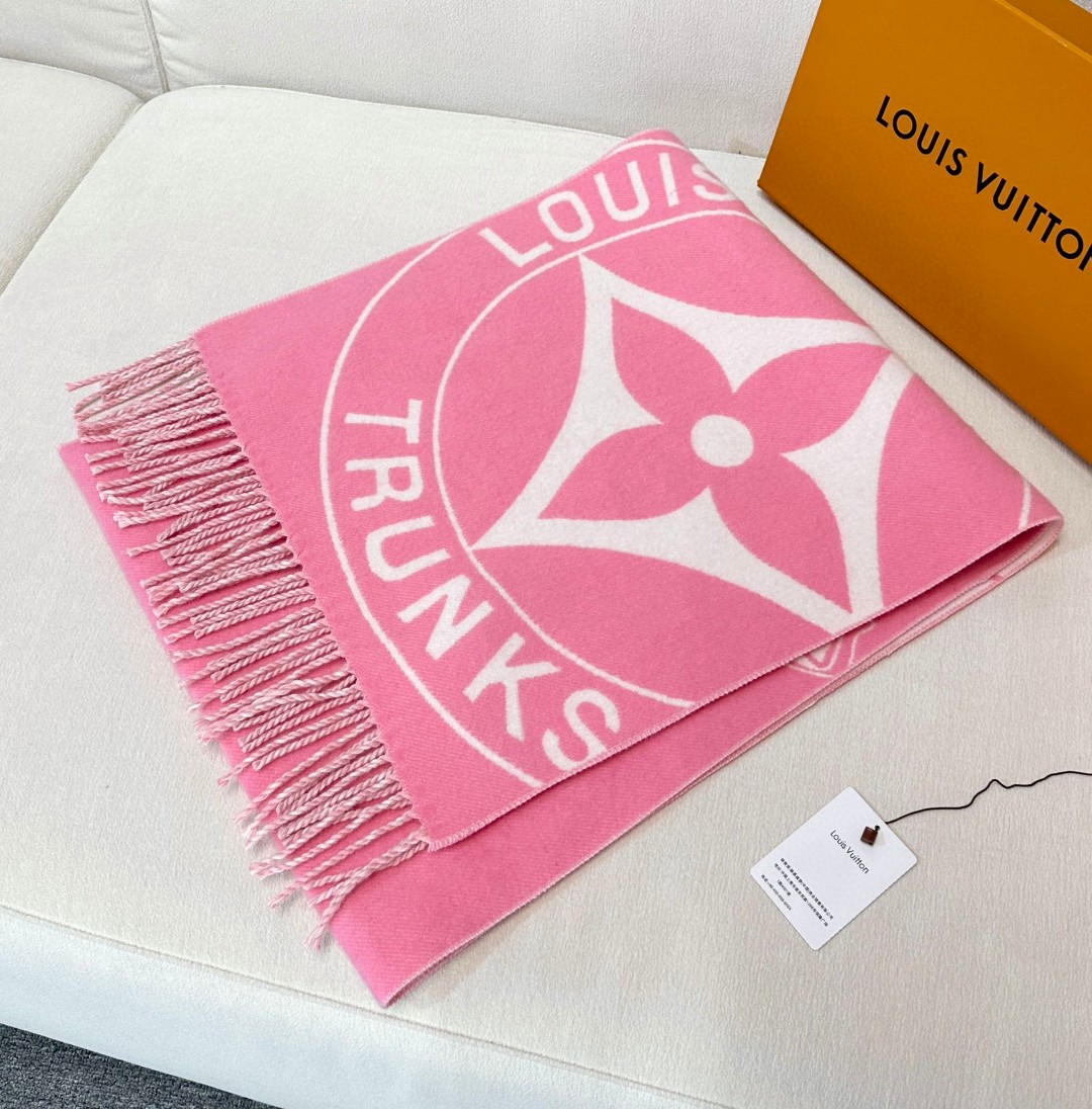 新款围巾🧣太好看了 Lock And keys围巾取材舒暖毛绒混合纺织，一面描绘LV挂锁和钥匙图案，反转