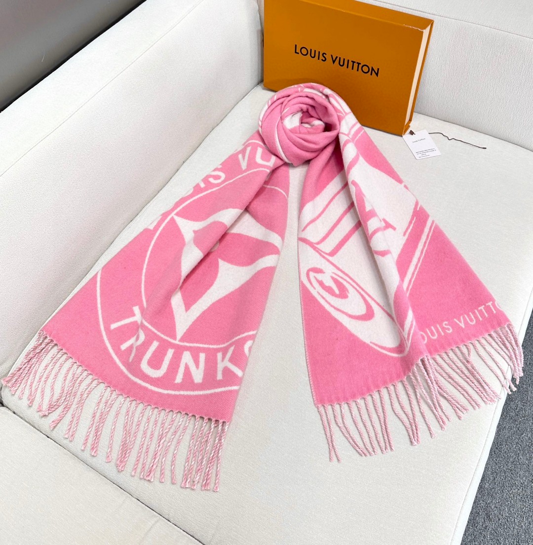 新款围巾🧣太好看了 Lock And keys围巾取材舒暖毛绒混合纺织，一面描绘LV挂锁和钥匙图案，反转