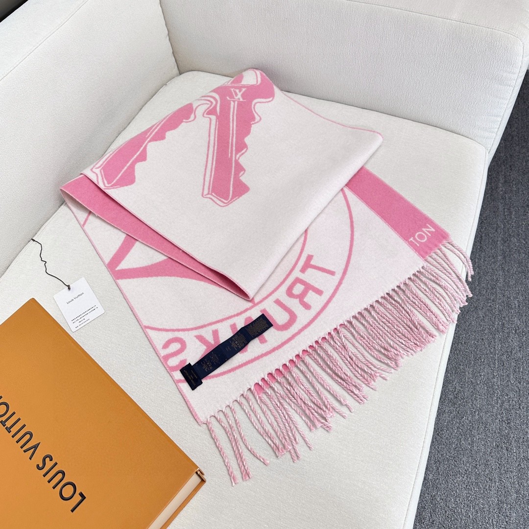 新款围巾🧣太好看了 Lock And keys围巾取材舒暖毛绒混合纺织，一面描绘LV挂锁和钥匙图案，反转