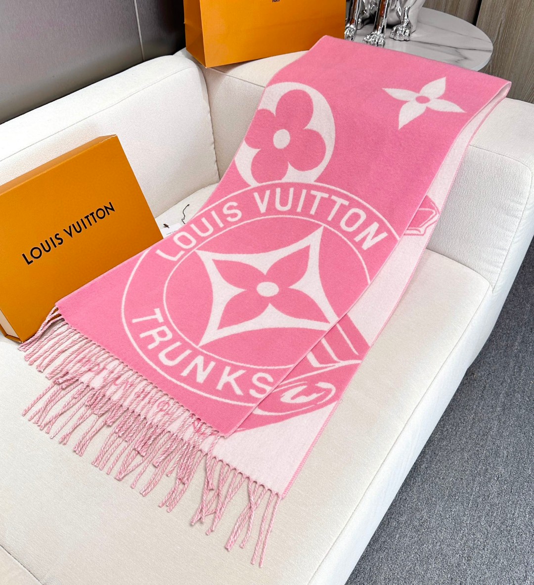 新款围巾🧣太好看了 Lock And keys围巾取材舒暖毛绒混合纺织，一面描绘LV挂锁和钥匙图案，反转