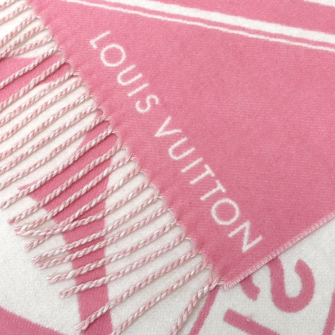 新款围巾🧣太好看了 Lock And keys围巾取材舒暖毛绒混合纺织，一面描绘LV挂锁和钥匙图案，反转