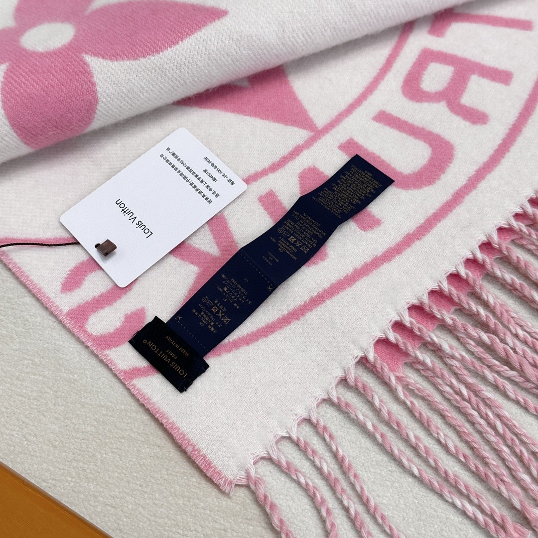 新款围巾🧣太好看了 Lock And keys围巾取材舒暖毛绒混合纺织，一面描绘LV挂锁和钥匙图案，反转