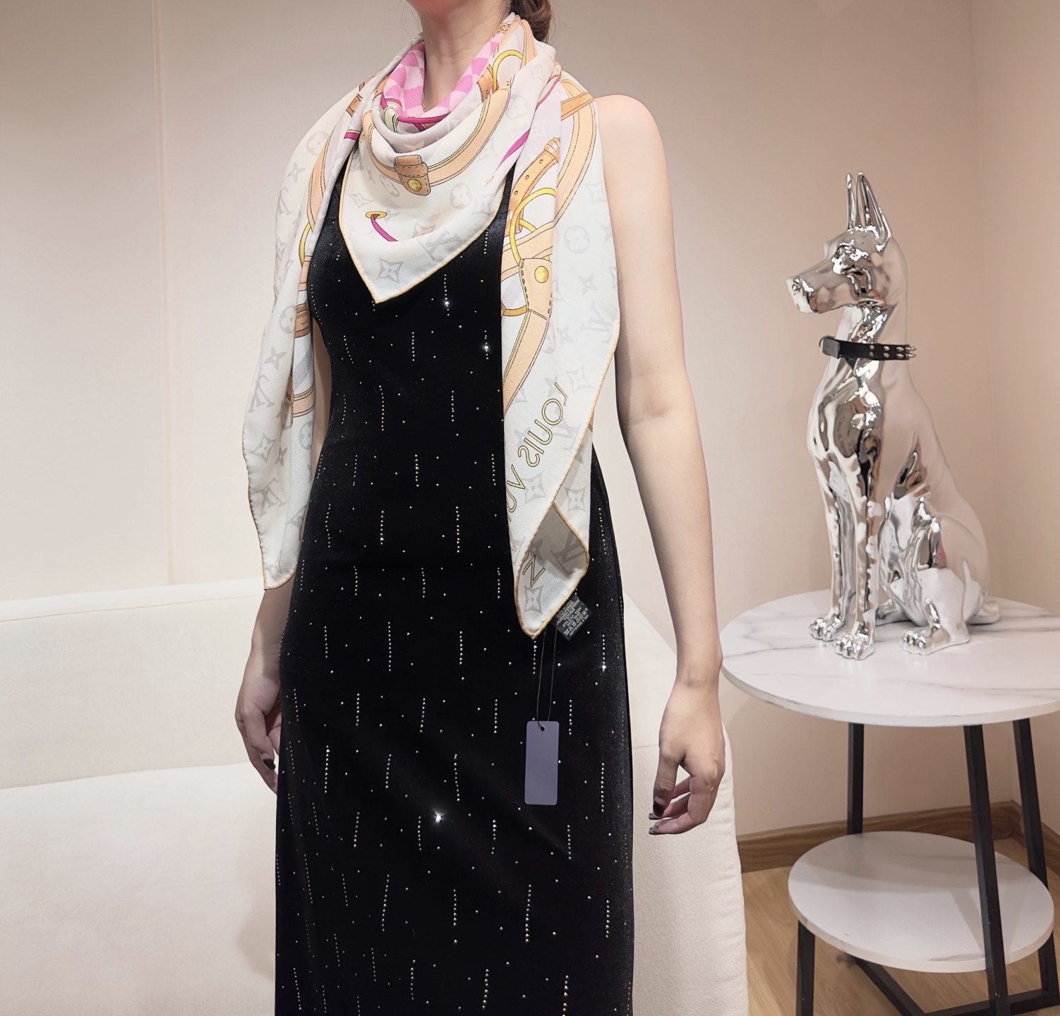 Flower And StraPs 以瞩目笔触彰显雅致风范，依托丝印工艺描绘 Monogram 花卉、肩