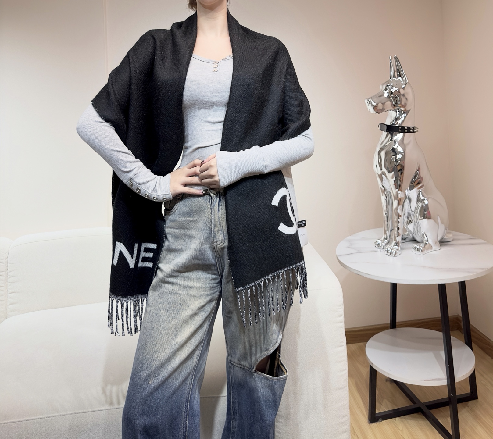 NO:603249,CHANEL's limited-edition top-grade cashmere and wool blended shawl counters are out of stock in the summer. I have been pre-ordering the minimalist double C and English LOGO jacquard, which is simple and elegant, feels delicate and soft, and super comfortable. Size: 44.6x168cm (excluding fringe) Ingredients: 55% sheep wool, 45% cashmere. Only one color. Worth buying. High version scarf, high version scarf, chanel, shawls19860909CHANEL限量顶级羊绒羊毛混纺披肩专柜夏天就爆到断货.一直预定极简的双C与英文LOGO提花,简洁大气,手感细腻柔软,超级舒服. 尺寸:44.6x168cm(不含穗) 成份:55绵羊毛,45山羊绒. 仅一色.值得入.高版本围巾,高版本围巾,chanel,shawls,scarf