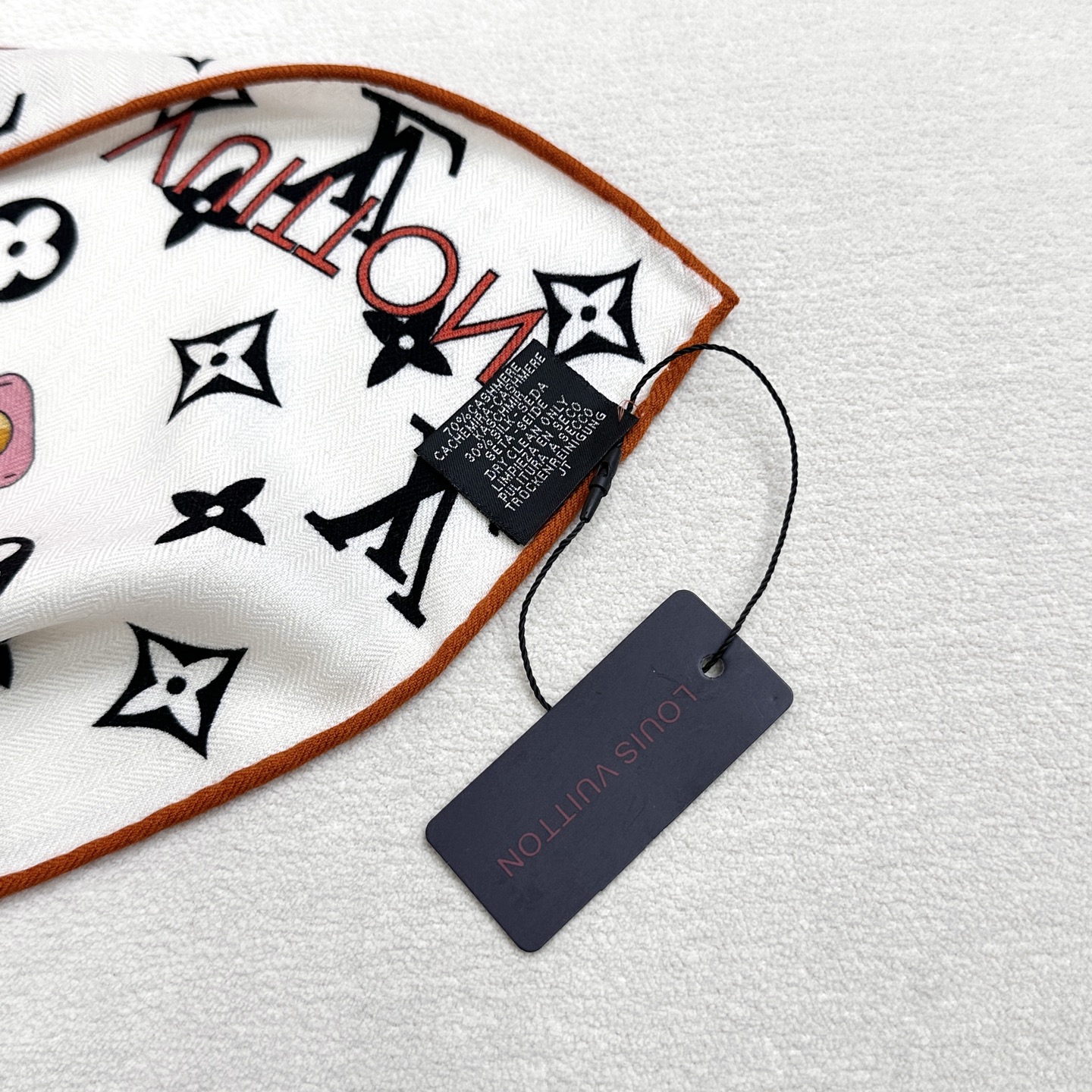 Flower And StraPs 以瞩目笔触彰显雅致风范，依托丝印工艺描绘 Monogram 花卉、肩