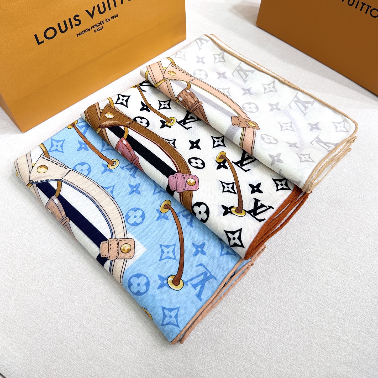 Flower And StraPs 以瞩目笔触彰显雅致风范，依托丝印工艺描绘 Monogram 花卉、肩