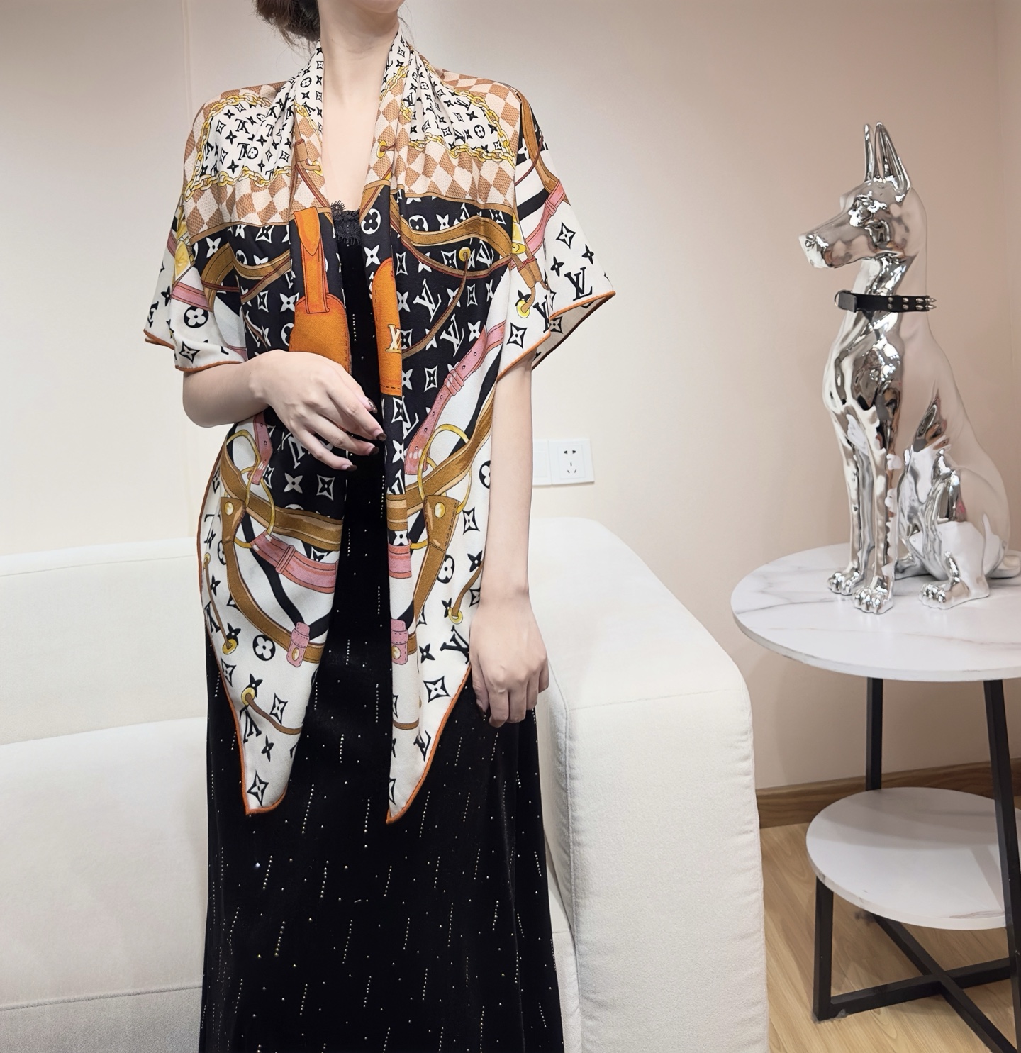 Flower And StraPs 以瞩目笔触彰显雅致风范，依托丝印工艺描绘 Monogram 花卉、肩