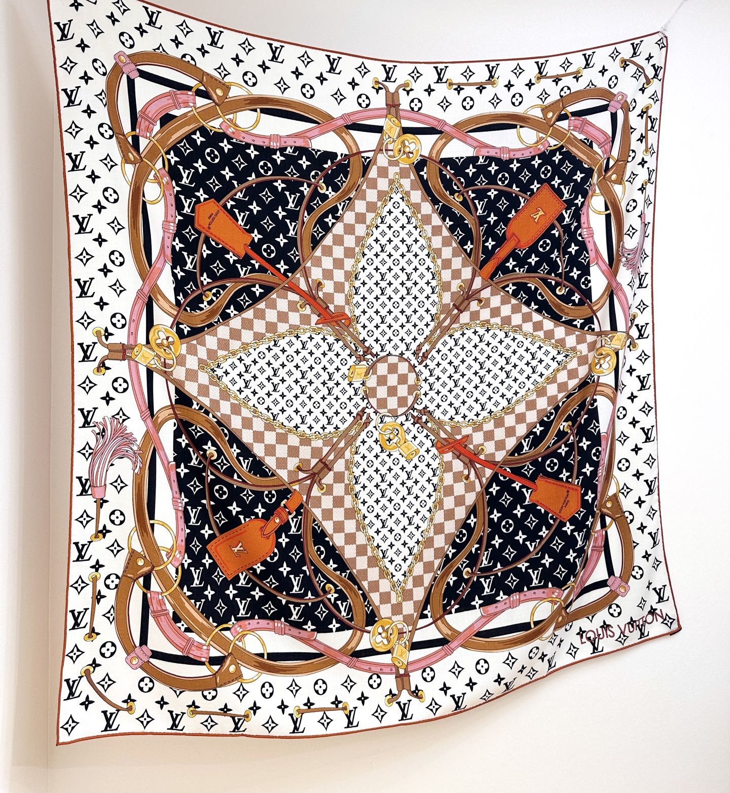 Flower And StraPs 以瞩目笔触彰显雅致风范，依托丝印工艺描绘 Monogram 花卉、肩