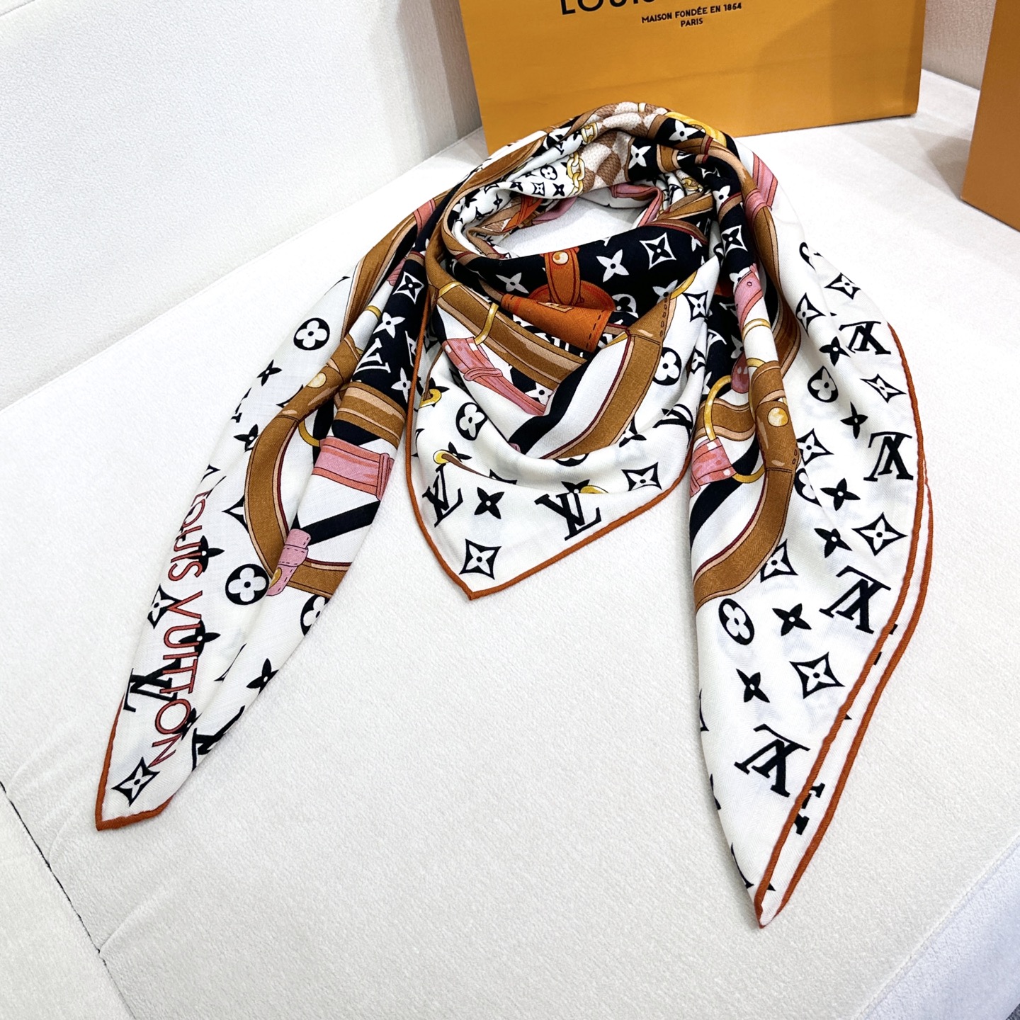 Flower And StraPs 以瞩目笔触彰显雅致风范，依托丝印工艺描绘 Monogram 花卉、肩