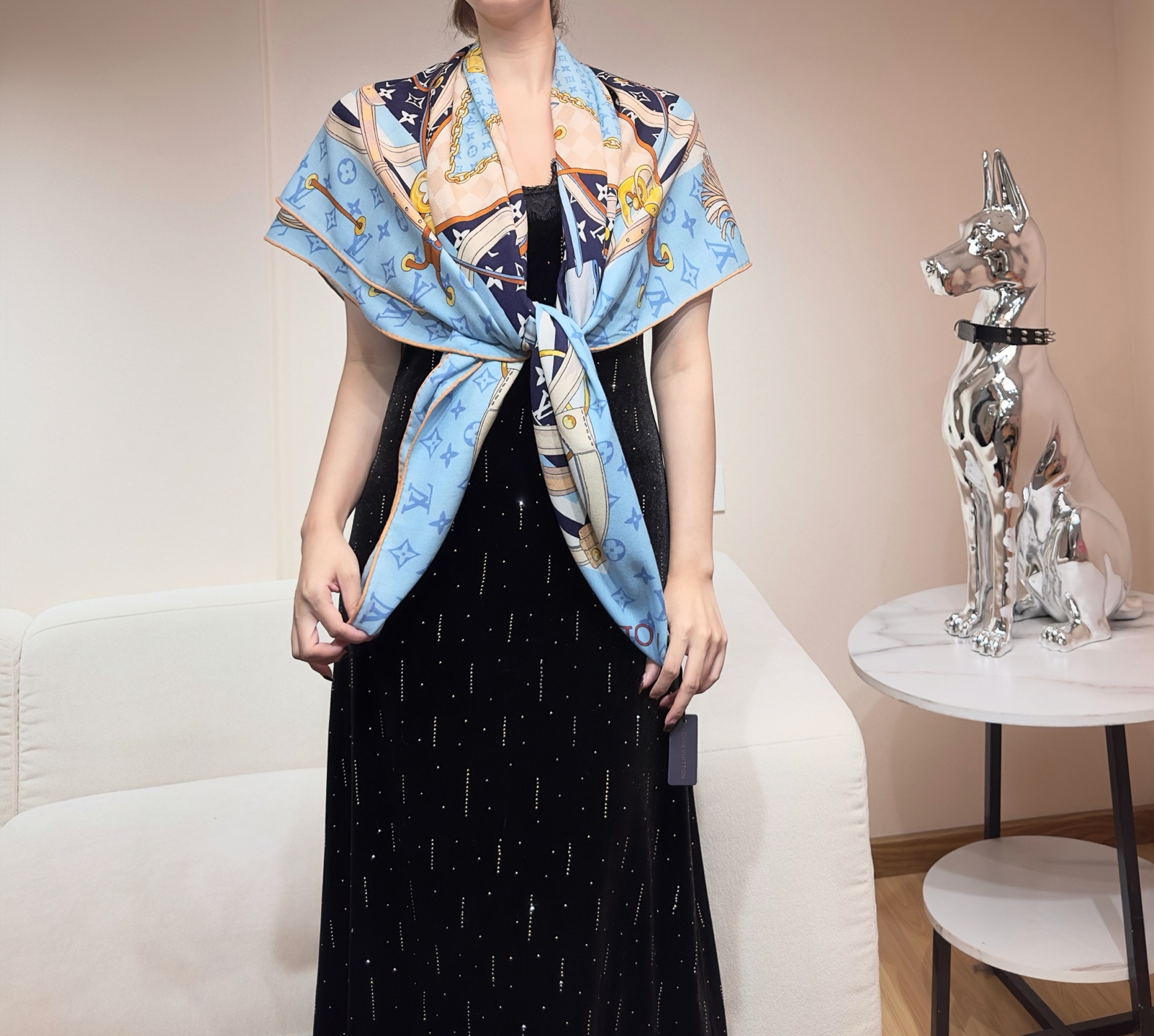 Flower And StraPs 以瞩目笔触彰显雅致风范，依托丝印工艺描绘 Monogram 花卉、肩