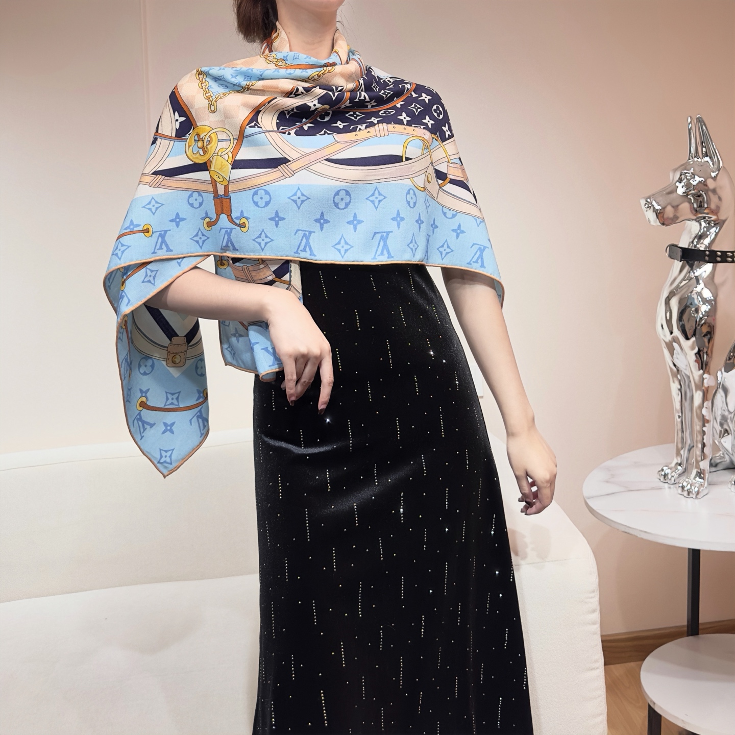 Flower And StraPs 以瞩目笔触彰显雅致风范，依托丝印工艺描绘 Monogram 花卉、肩