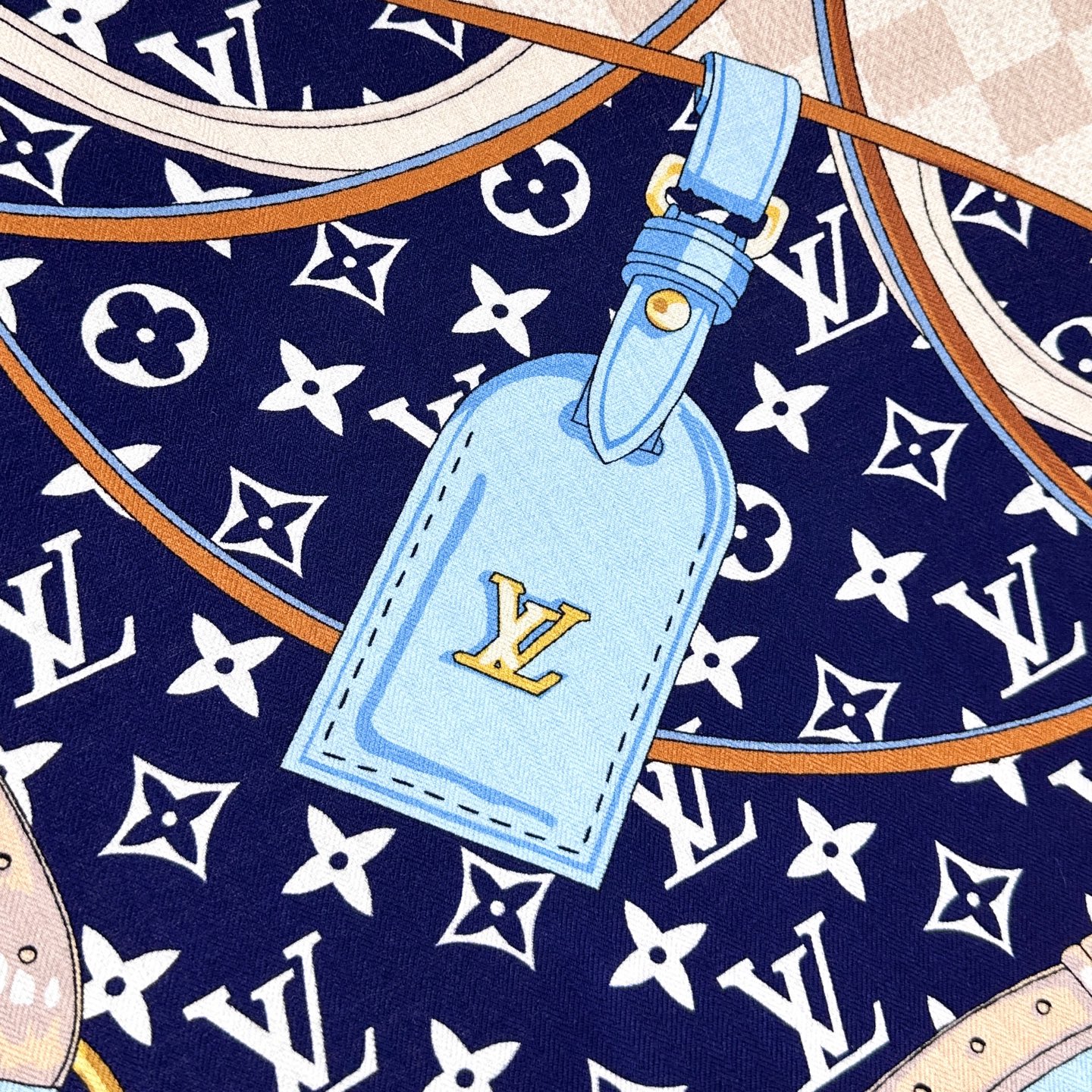 Flower And StraPs 以瞩目笔触彰显雅致风范，依托丝印工艺描绘 Monogram 花卉、肩