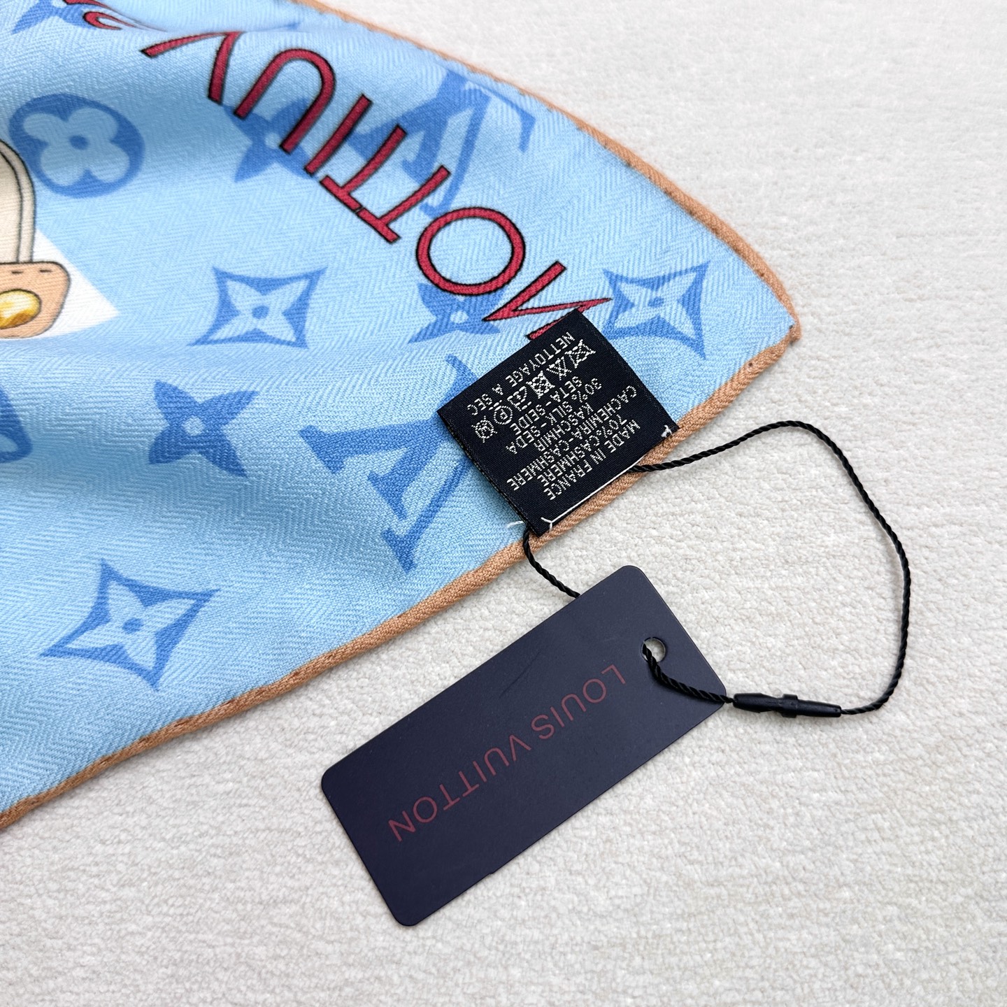 Flower And StraPs 以瞩目笔触彰显雅致风范，依托丝印工艺描绘 Monogram 花卉、肩